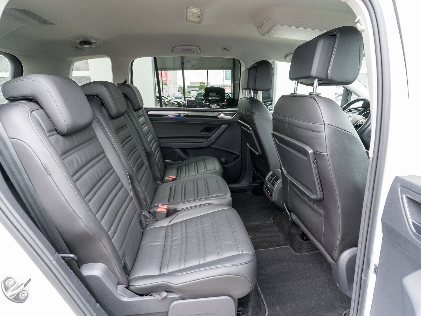 Fahrzeugabbildung Volkswagen Touran Highline 2.0 TDI DSG LED Stdhzg LEDER AHK