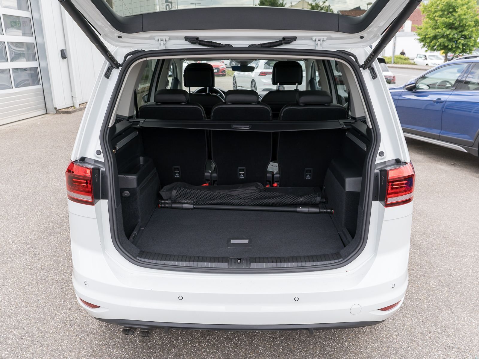 Fahrzeugabbildung Volkswagen Touran Highline 2.0 TDI DSG LED Stdhzg LEDER AHK