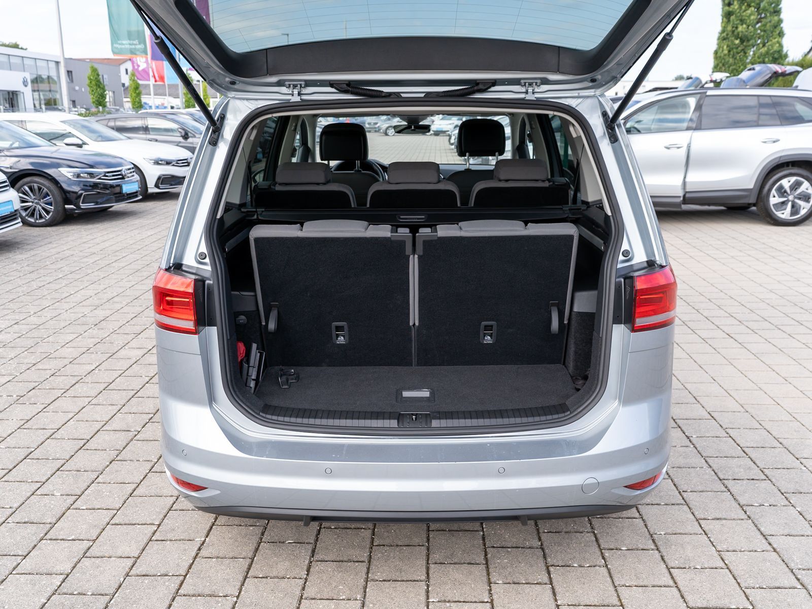 Fahrzeugabbildung Volkswagen Touran Comfortline 1.5TSI DSG Nav ACC RFK AHK 7S