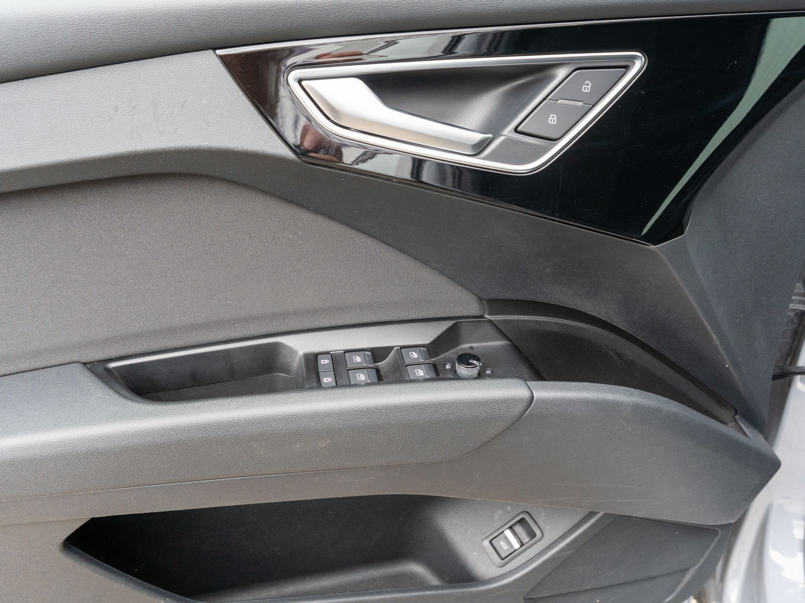 Fahrzeugabbildung Audi Q4 Sportback S line 40 e-tron NAVI LED GRA WÄPU