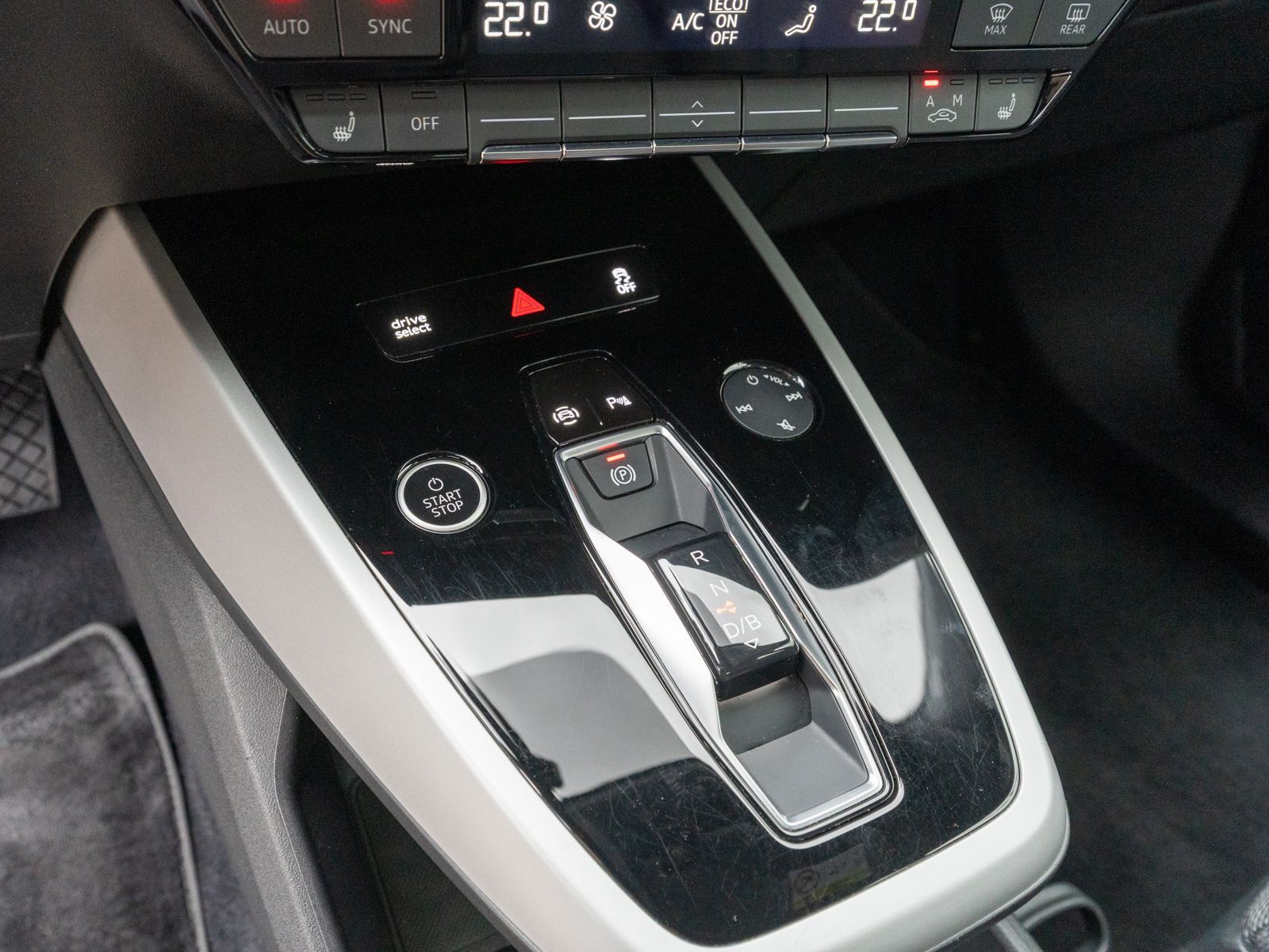 Fahrzeugabbildung Audi Q4 Sportback S line 40 e-tron NAVI LED GRA WÄPU