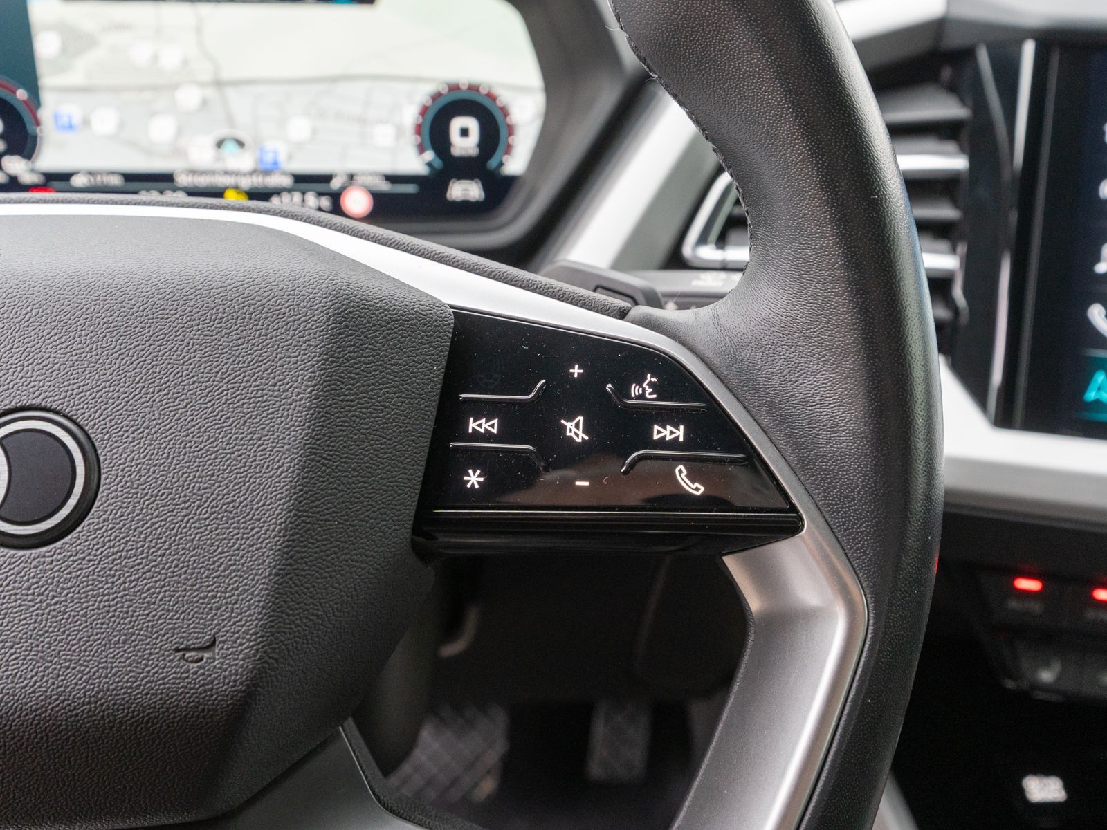 Fahrzeugabbildung Audi Q4 Sportback S line 40 e-tron NAVI LED GRA WÄPU