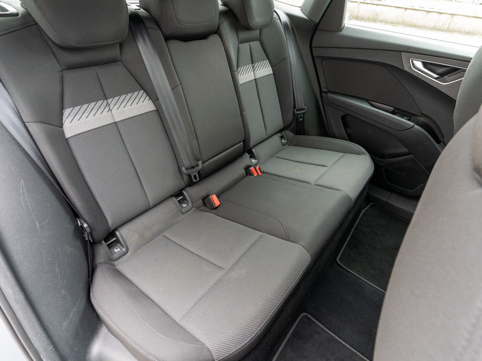 Fahrzeugabbildung Audi Q4 Sportback S line 40 e-tron NAVI LED GRA WÄPU