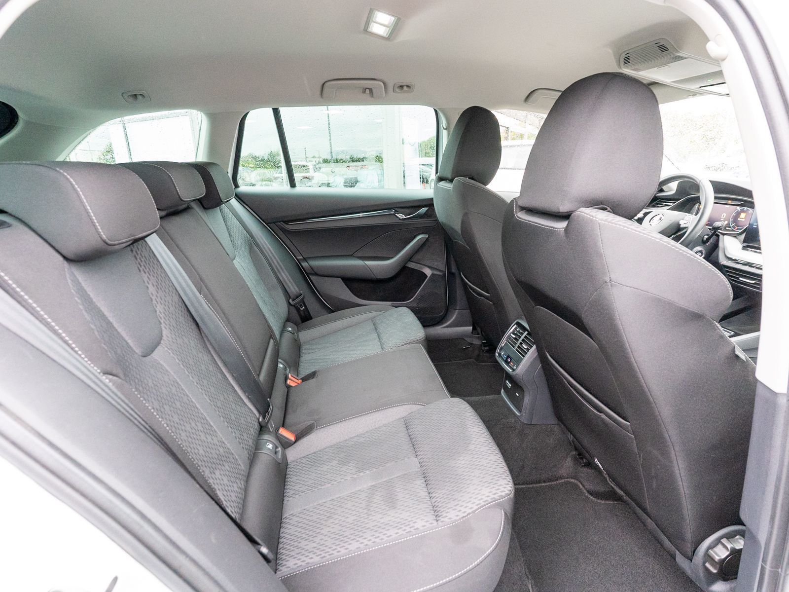 Fahrzeugabbildung SKODA Octavia Combi iV CLEVER 1.4 TSI DSG LED Navi AHK