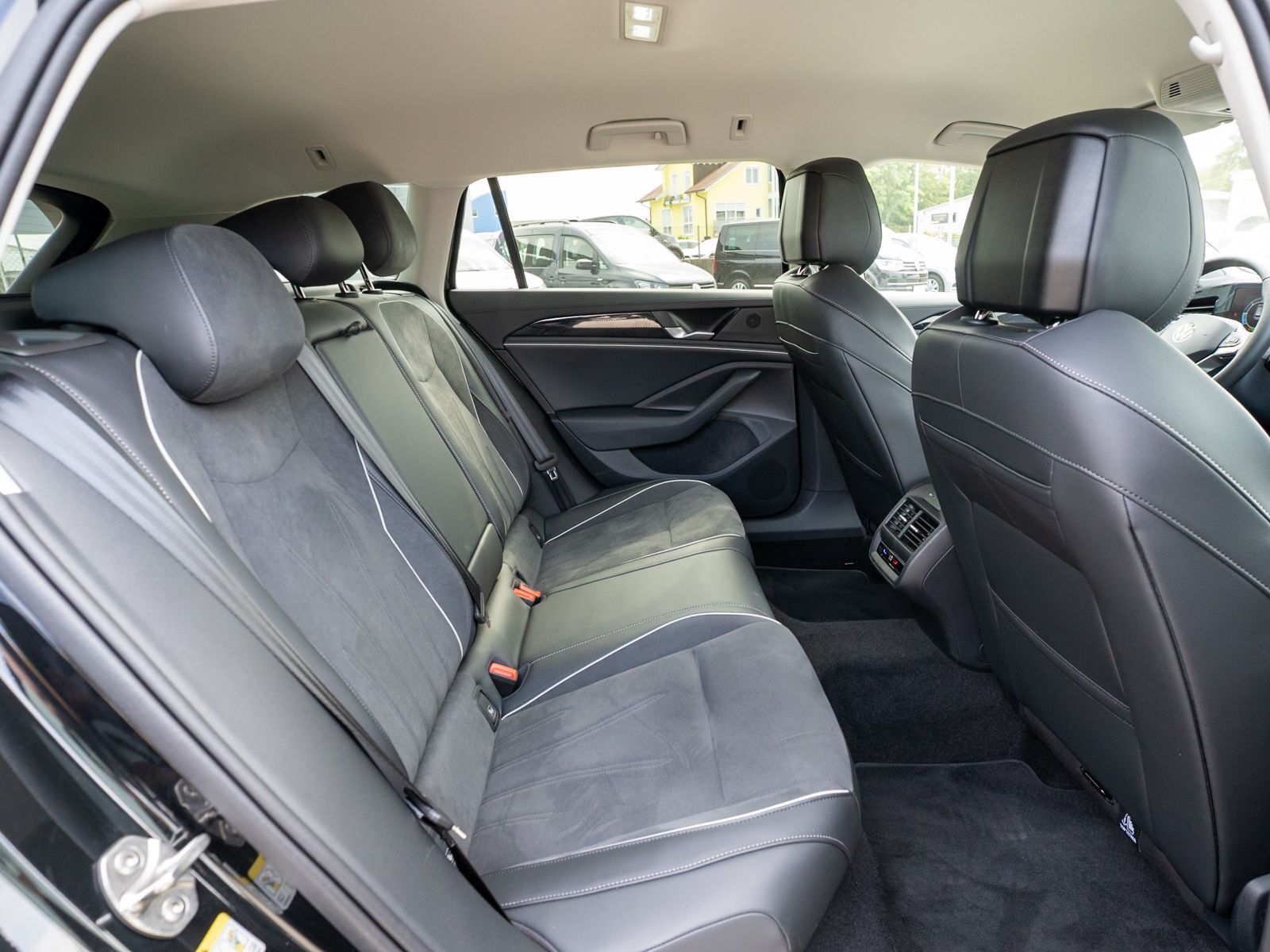 Fahrzeugabbildung Volkswagen Passat Variant Business 2.0 TDI DSG LED Navi AHK