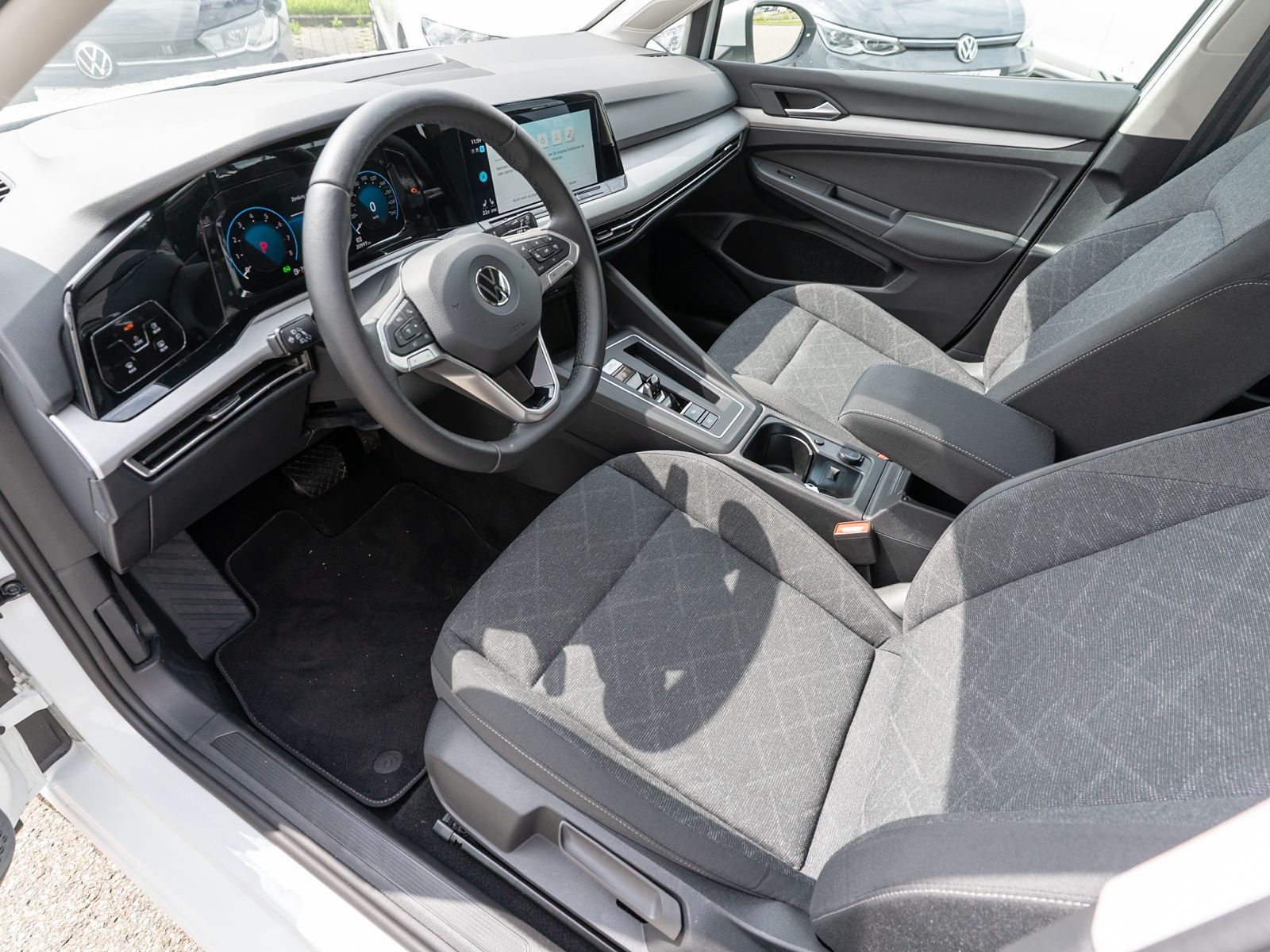 Fahrzeugabbildung Volkswagen Golf Life 1.0 TSI DSG LED Navi PDC ACC SHZ VC