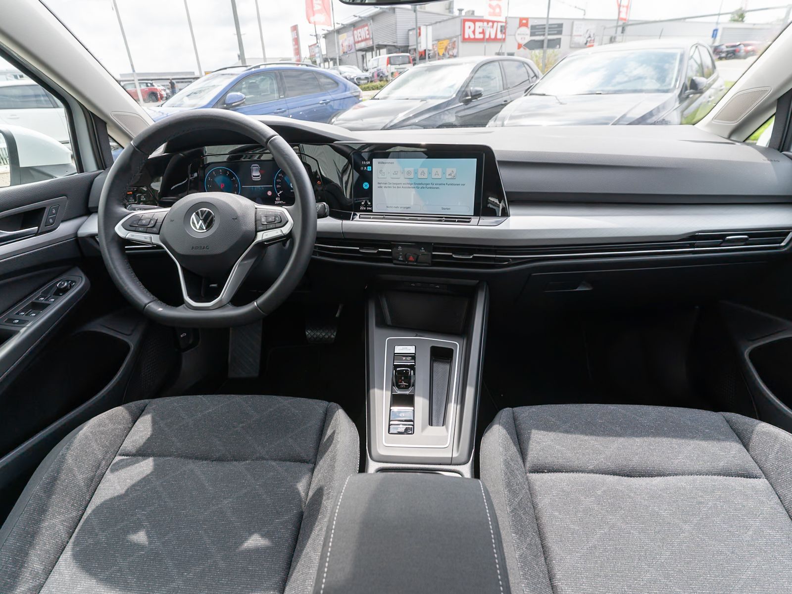 Fahrzeugabbildung Volkswagen Golf Life 1.0 TSI DSG LED Navi PDC ACC SHZ VC