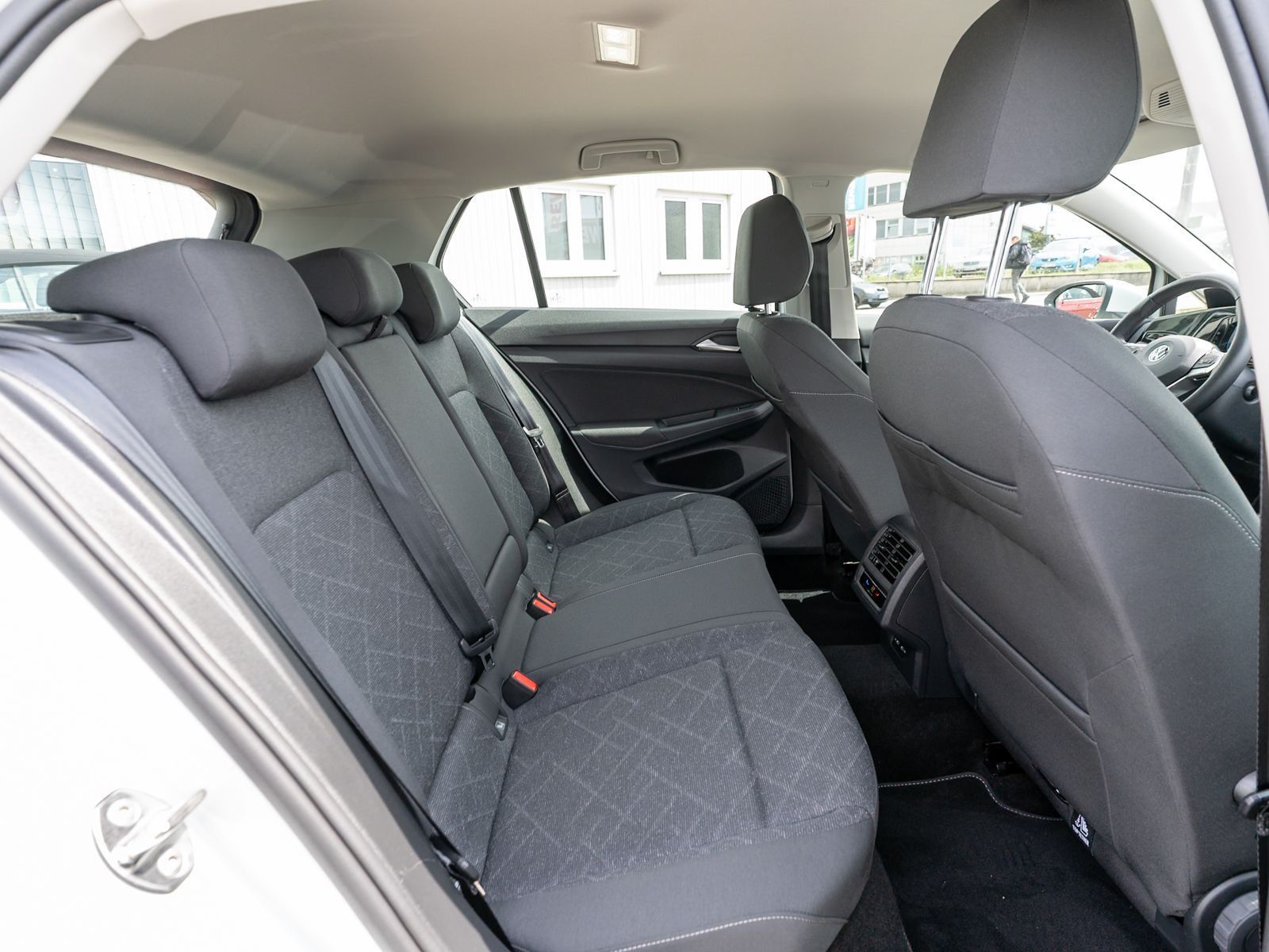 Fahrzeugabbildung Volkswagen Golf Life 1.0 TSI DSG LED Navi PDC ACC SHZ VC