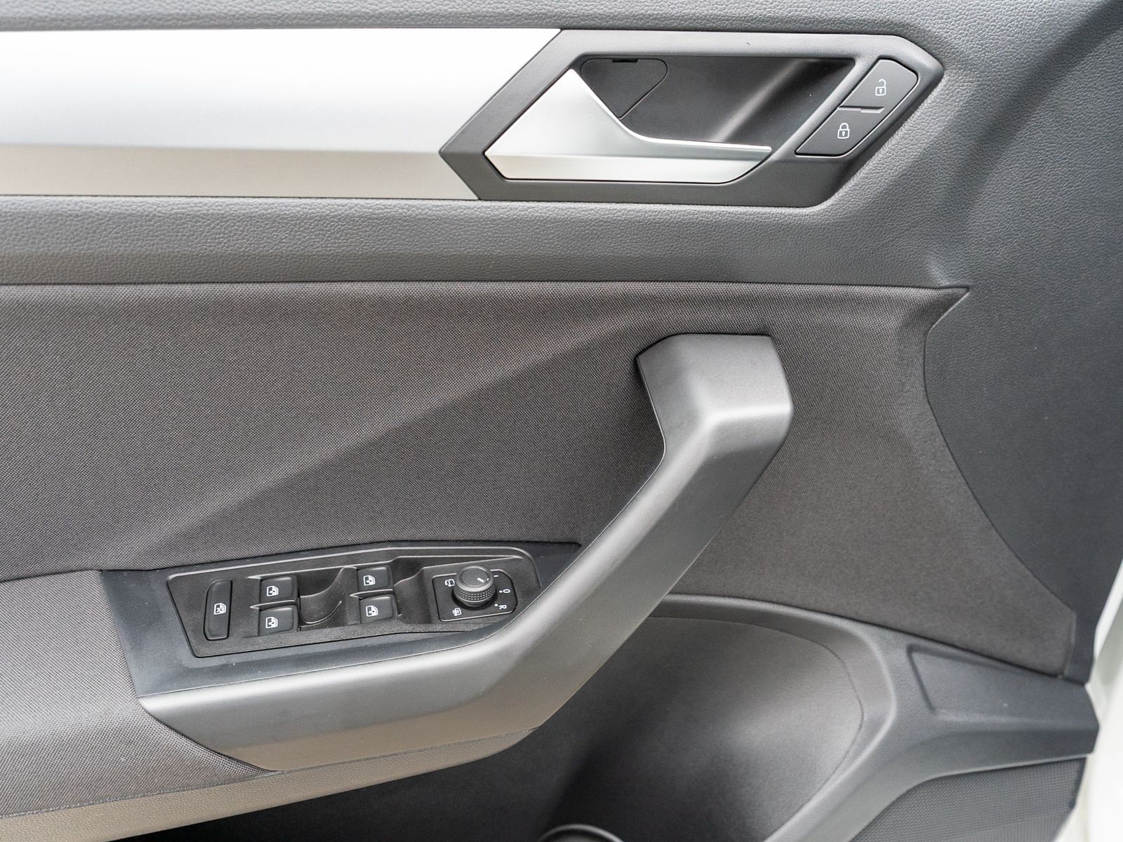 Fahrzeugabbildung Volkswagen T-Roc Life 1.0 TSI 6-Gang LED Navi PDC SHZ