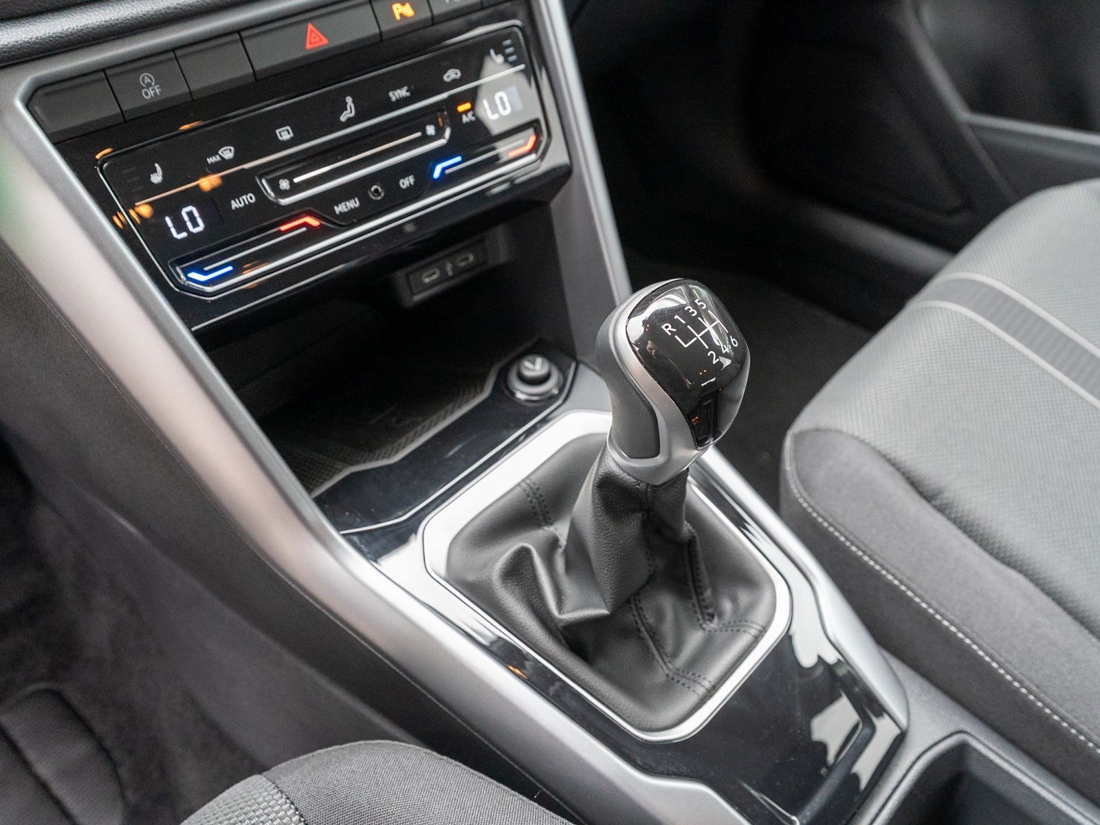 Fahrzeugabbildung Volkswagen T-Roc Life 1.0 TSI 6-Gang LED Navi PDC SHZ