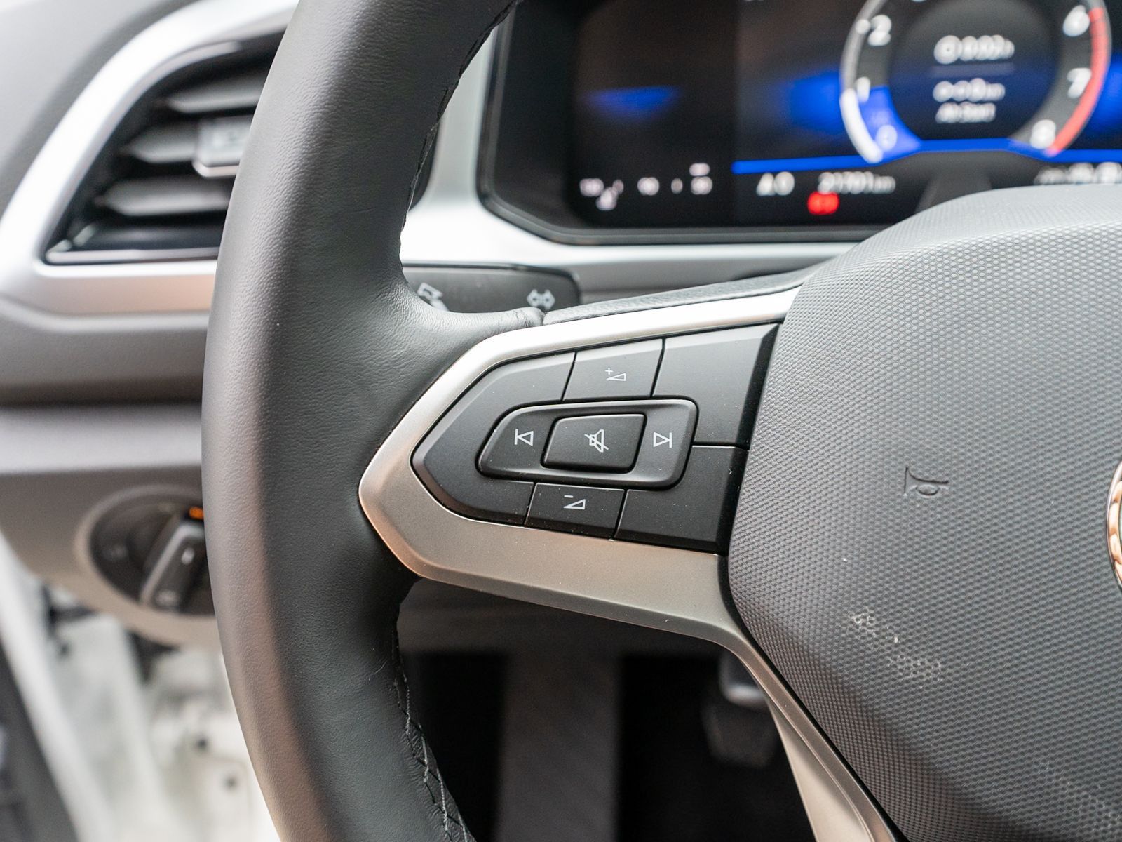 Fahrzeugabbildung Volkswagen T-Roc Life 1.0 TSI 6-Gang LED Navi PDC SHZ