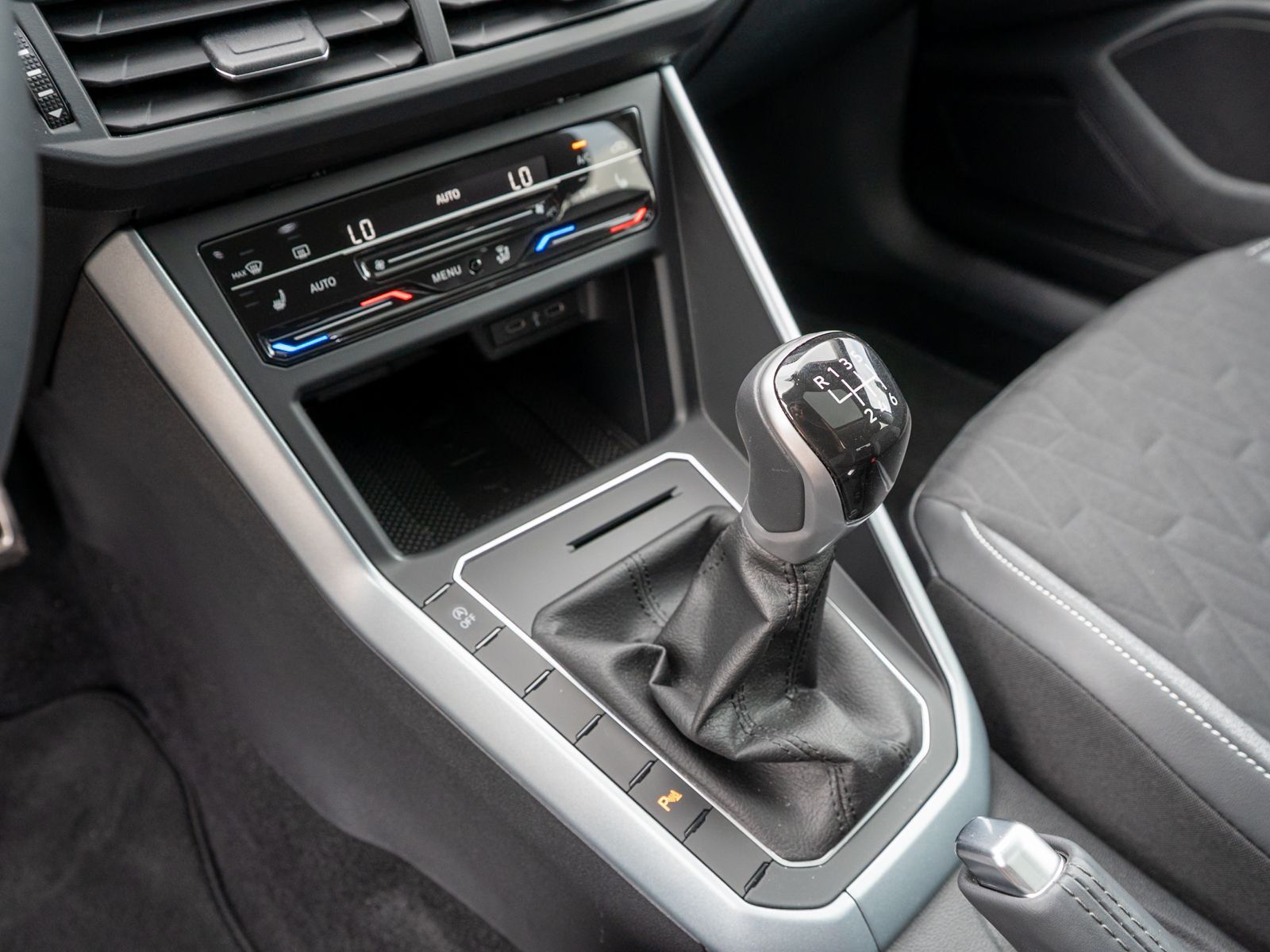 Fahrzeugabbildung Volkswagen Taigo Goal 1.0 TSI 6-Gang LED Navi PDC ACC PANO
