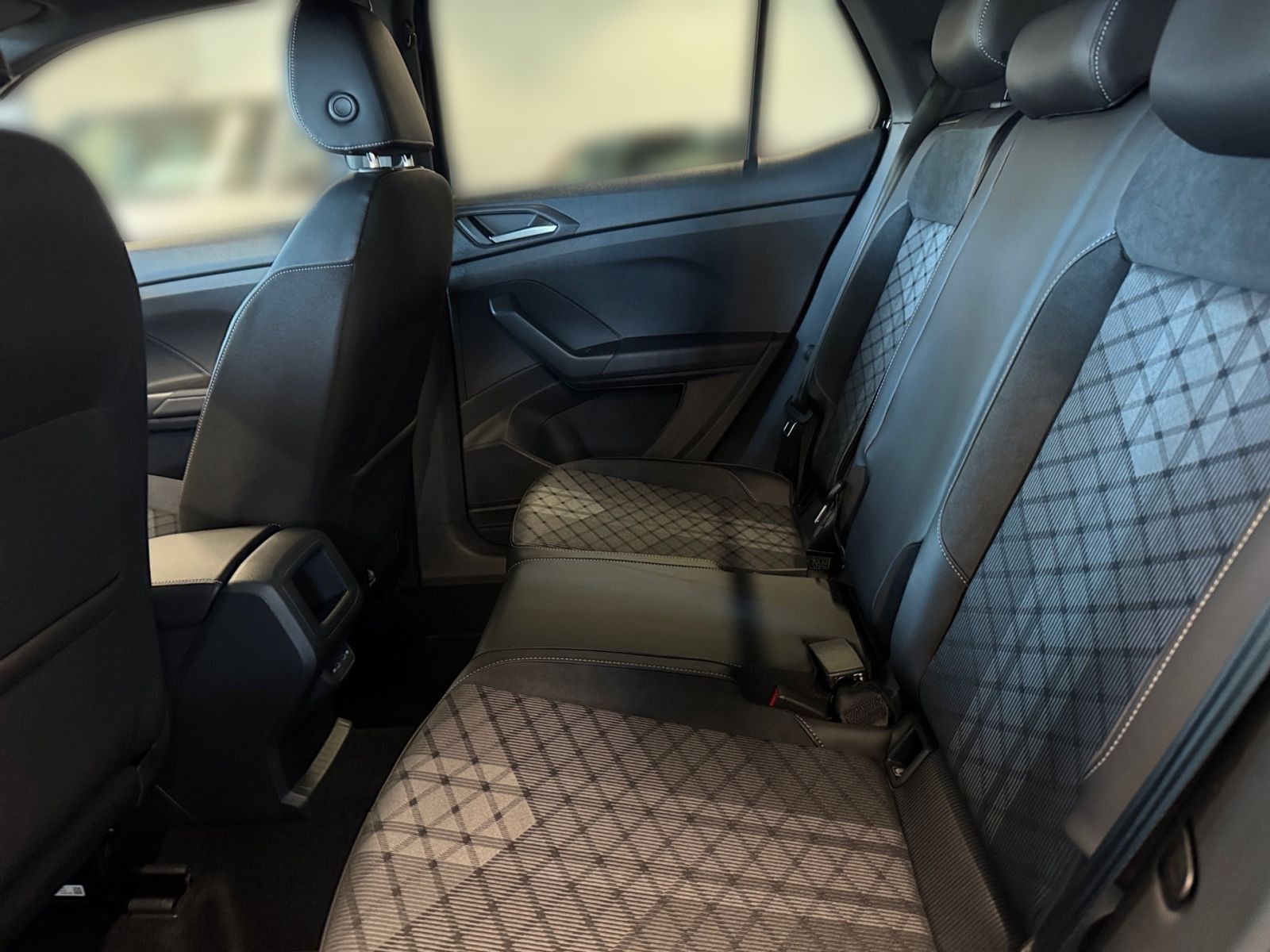 Fahrzeugabbildung Volkswagen T-Cross R-Line 1.5 TSI DSG *AHK Rückfahrkamera*