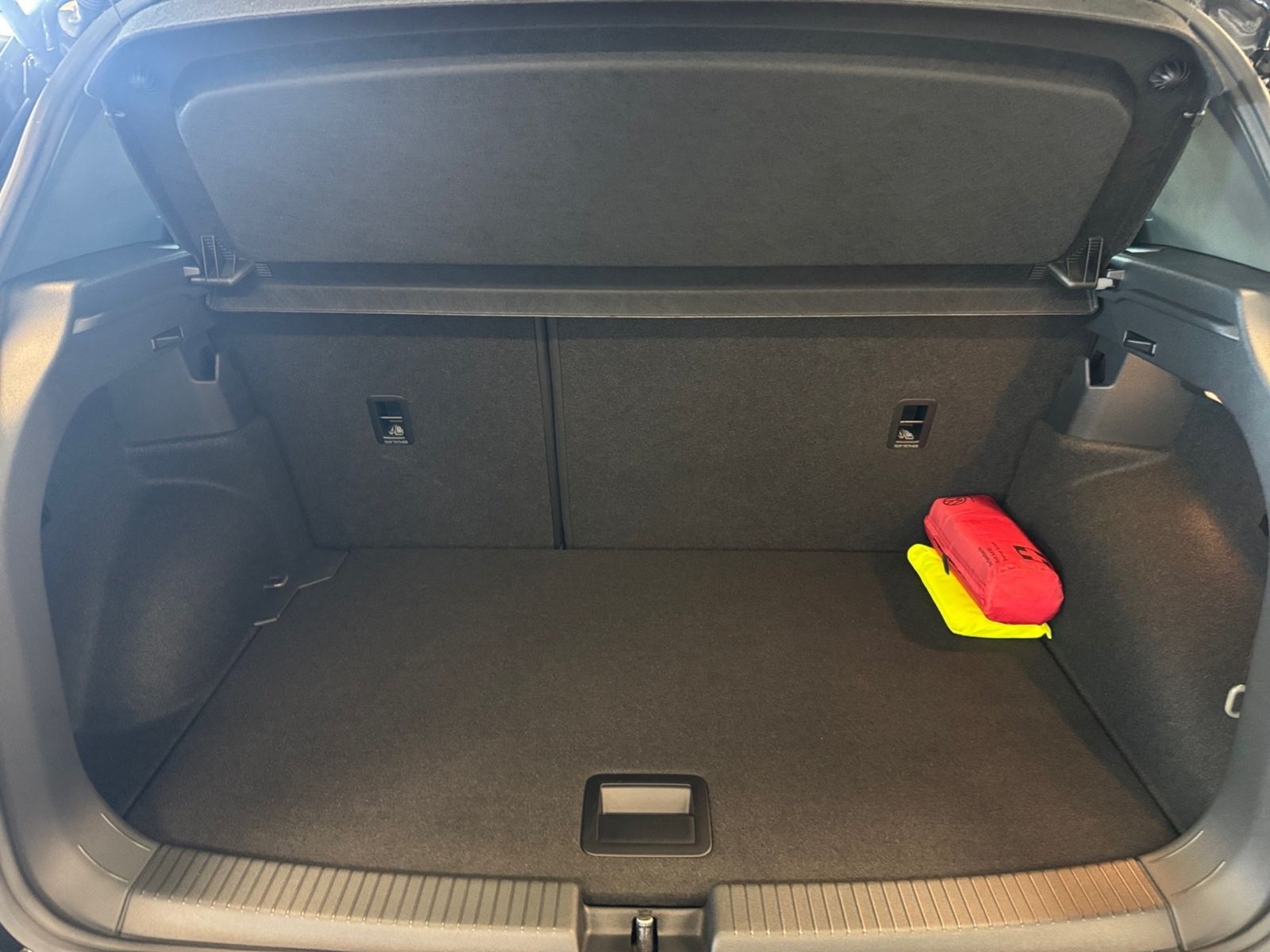 Fahrzeugabbildung Volkswagen T-Cross R-Line 1.5 TSI DSG *AHK Rückfahrkamera*