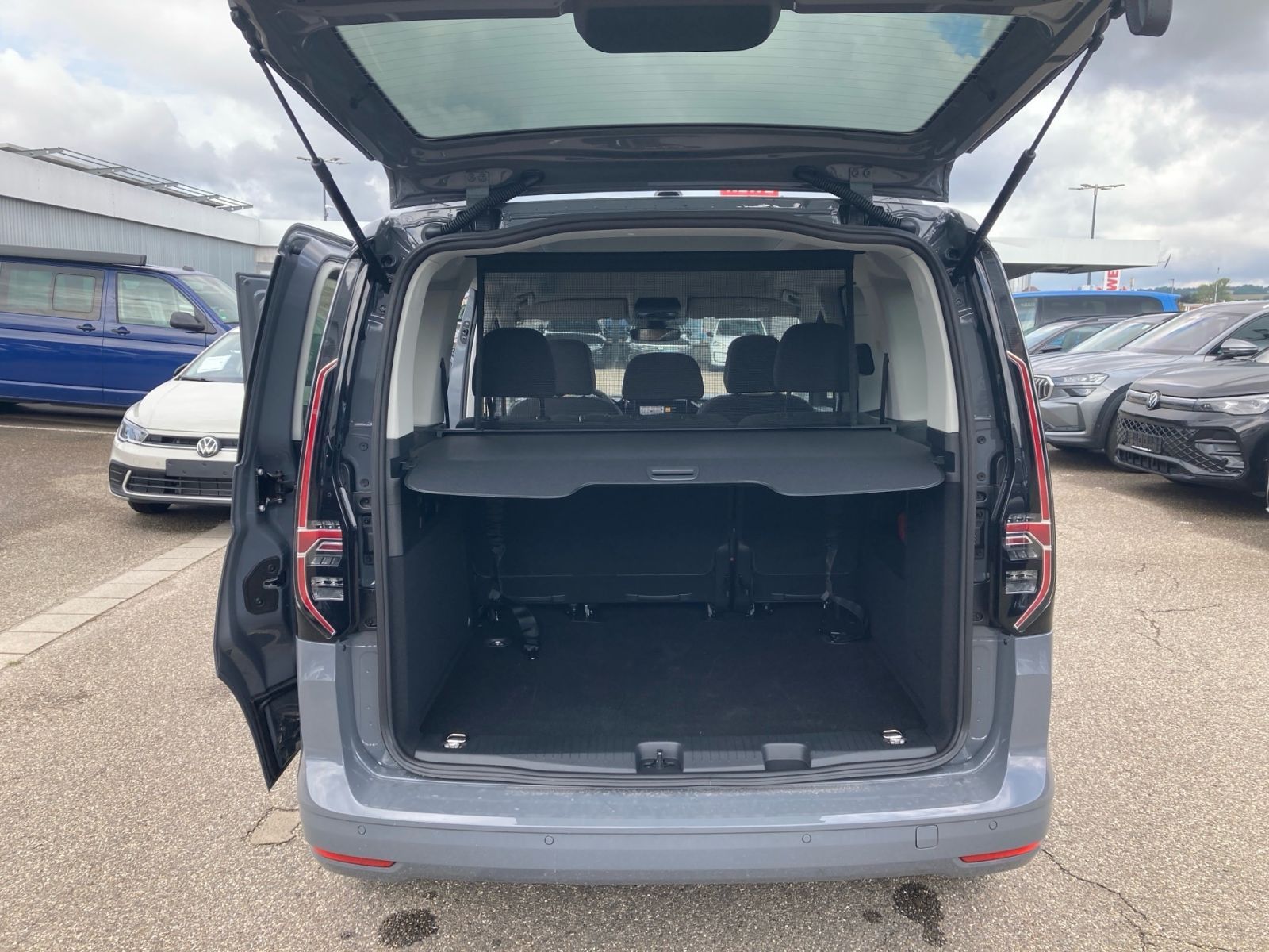 Fahrzeugabbildung Volkswagen Caddy "Dark Label" 5-Sitzer 2.0 TDI DSG ACC LED