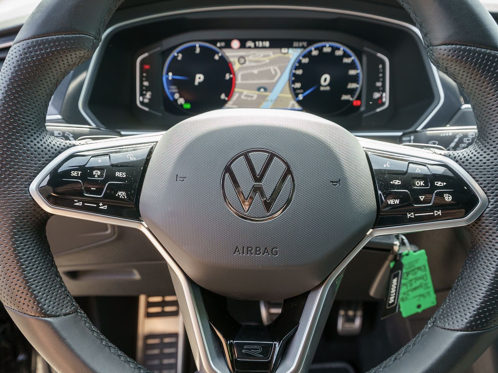 Fahrzeugabbildung Volkswagen Tiguan R-Line 2.0 TDI DSG LED NAVI RFK AHK PANO