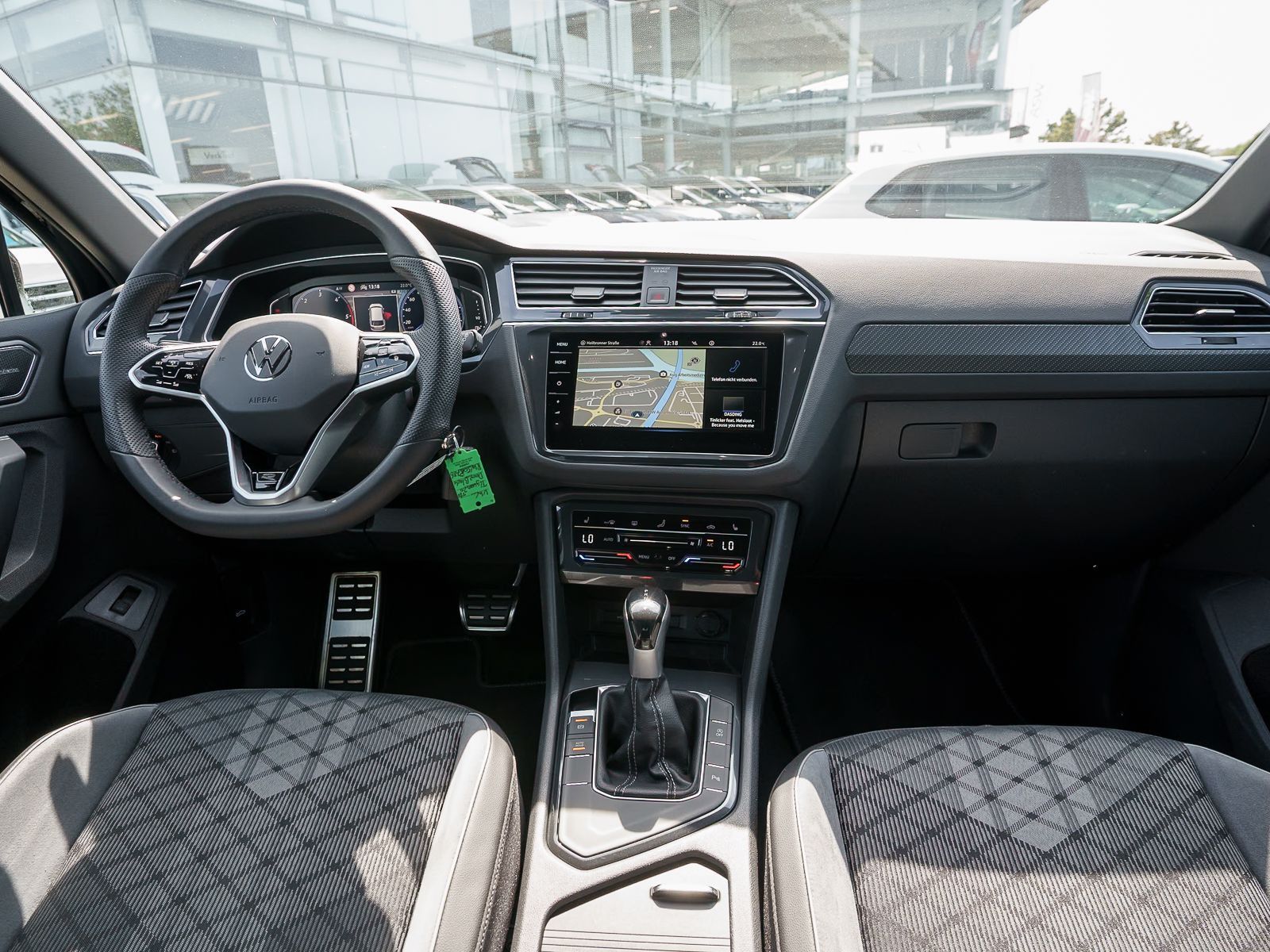 Fahrzeugabbildung Volkswagen Tiguan R-Line 2.0 TDI DSG LED NAVI RFK AHK PANO