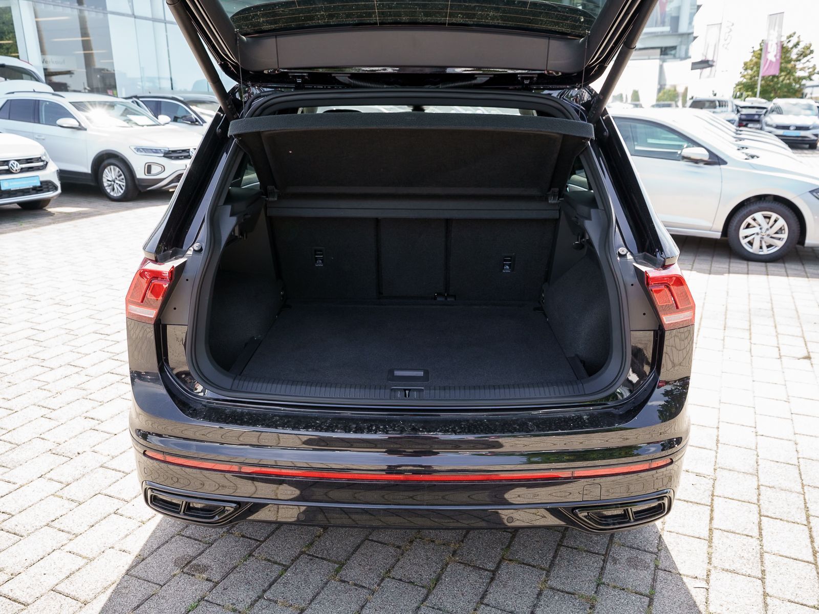 Fahrzeugabbildung Volkswagen Tiguan R-Line 2.0 TDI DSG LED NAVI RFK AHK PANO