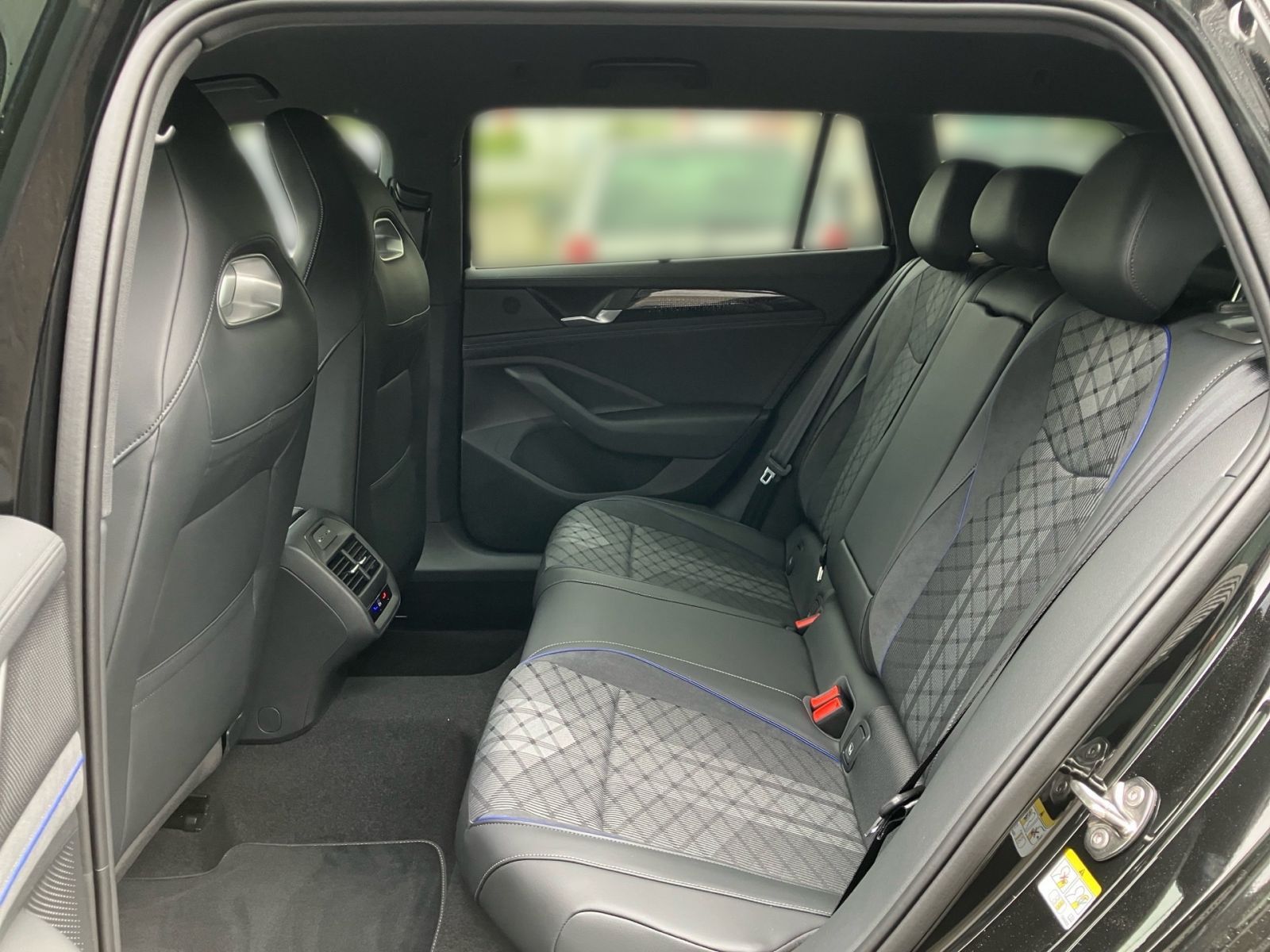 Fahrzeugabbildung Volkswagen Passat R-Line 1.5 eHybrid OPF DSG AHK