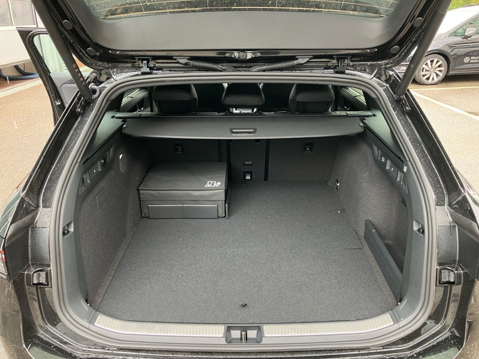 Fahrzeugabbildung Volkswagen Passat R-Line 1.5 eHybrid OPF DSG AHK