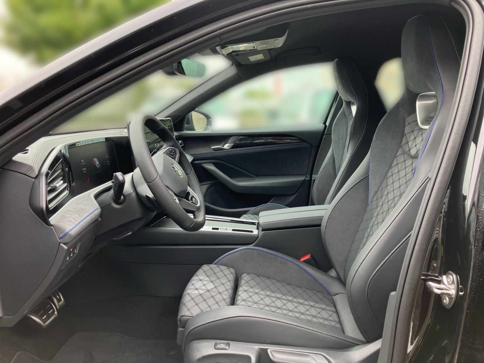 Fahrzeugabbildung Volkswagen Passat R-Line 1.5 eHybrid OPF DSG AHK