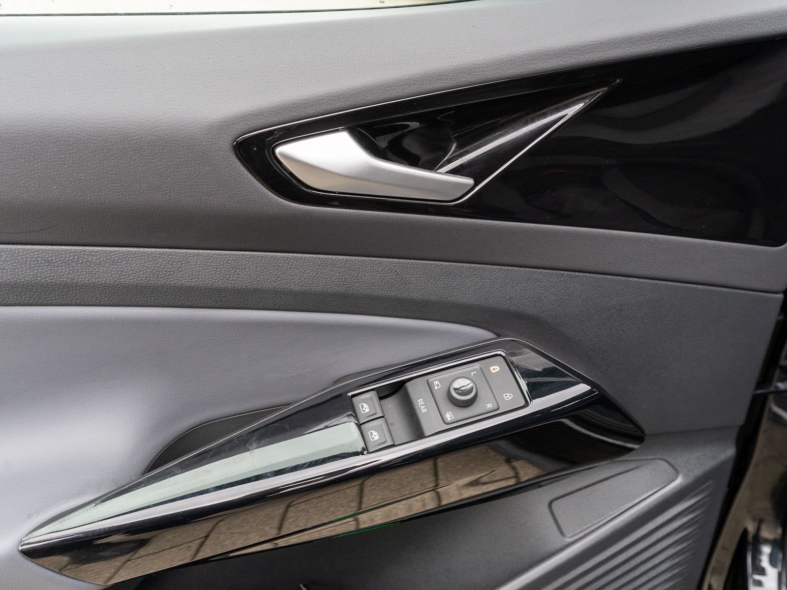 Fahrzeugabbildung Volkswagen ID.4 Pure Performance LED Nav PDC Wärmepumpe ACC