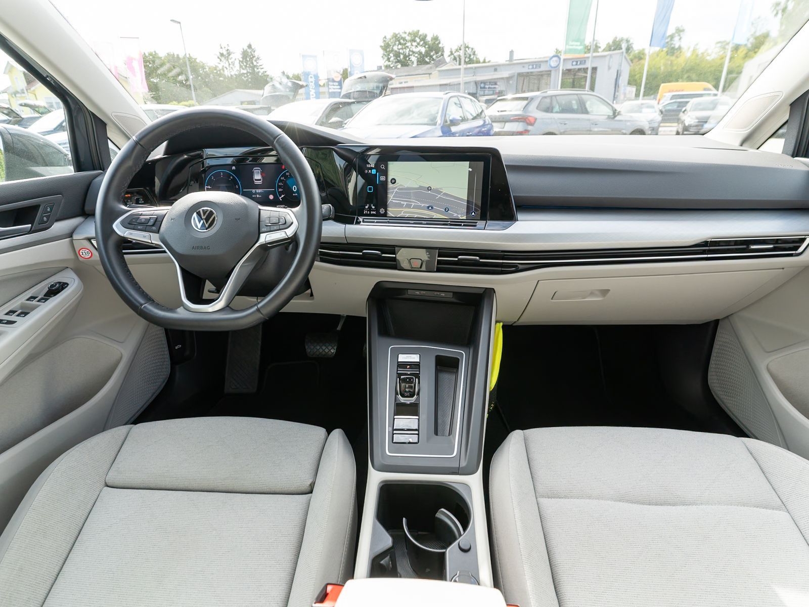 Fahrzeugabbildung Volkswagen Golf Variant Life 2.0 TDI DSG LED Navi RFK PANO
