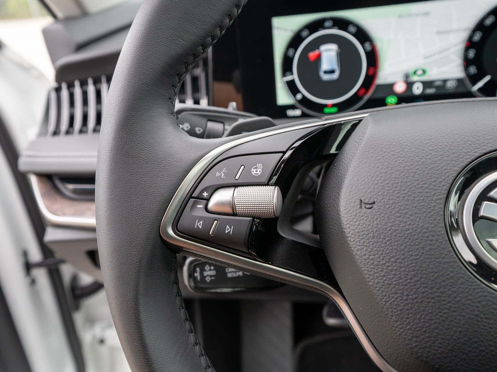 Fahrzeugabbildung SKODA Superb Combi L&K 1.5TSI DSG LED ACC Pano HUD AHK