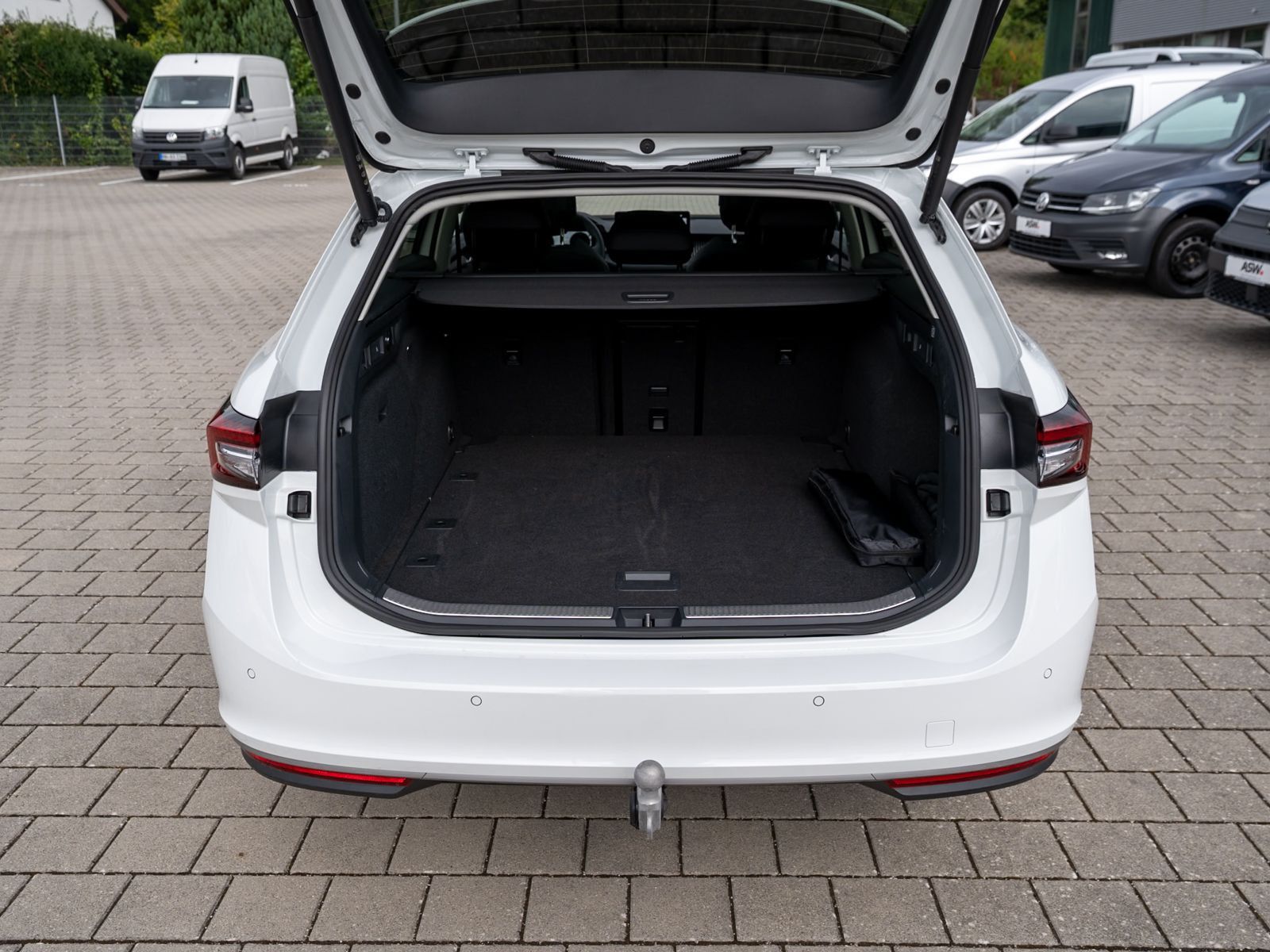 Fahrzeugabbildung SKODA Superb Combi L&K 1.5TSI DSG LED ACC Pano HUD AHK