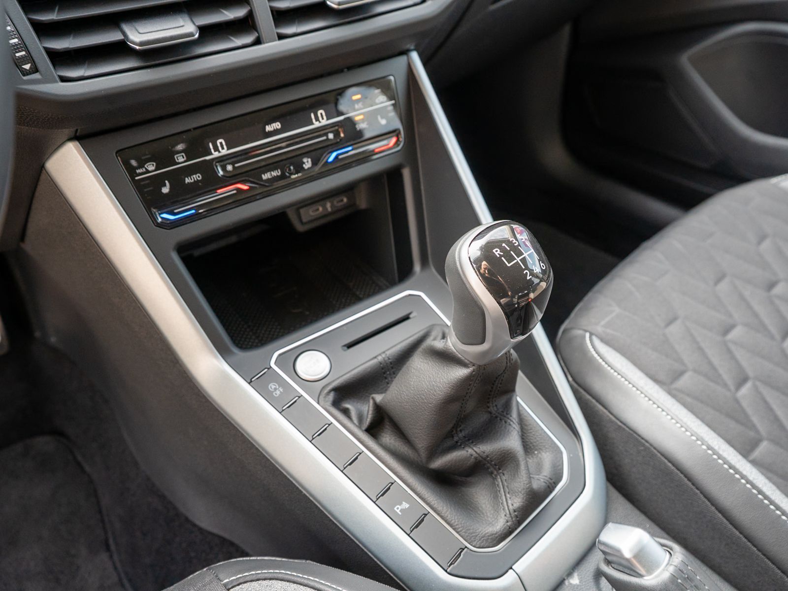 Fahrzeugabbildung Volkswagen Taigo Goal 1.0 TSI LED Navi RFK ACC SHZ VC AHK