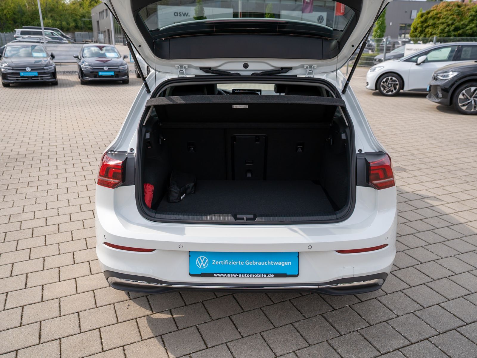 Fahrzeugabbildung Volkswagen Golf GOAL 1.5TSI LED NAVI AHK ACC PDC SHZ