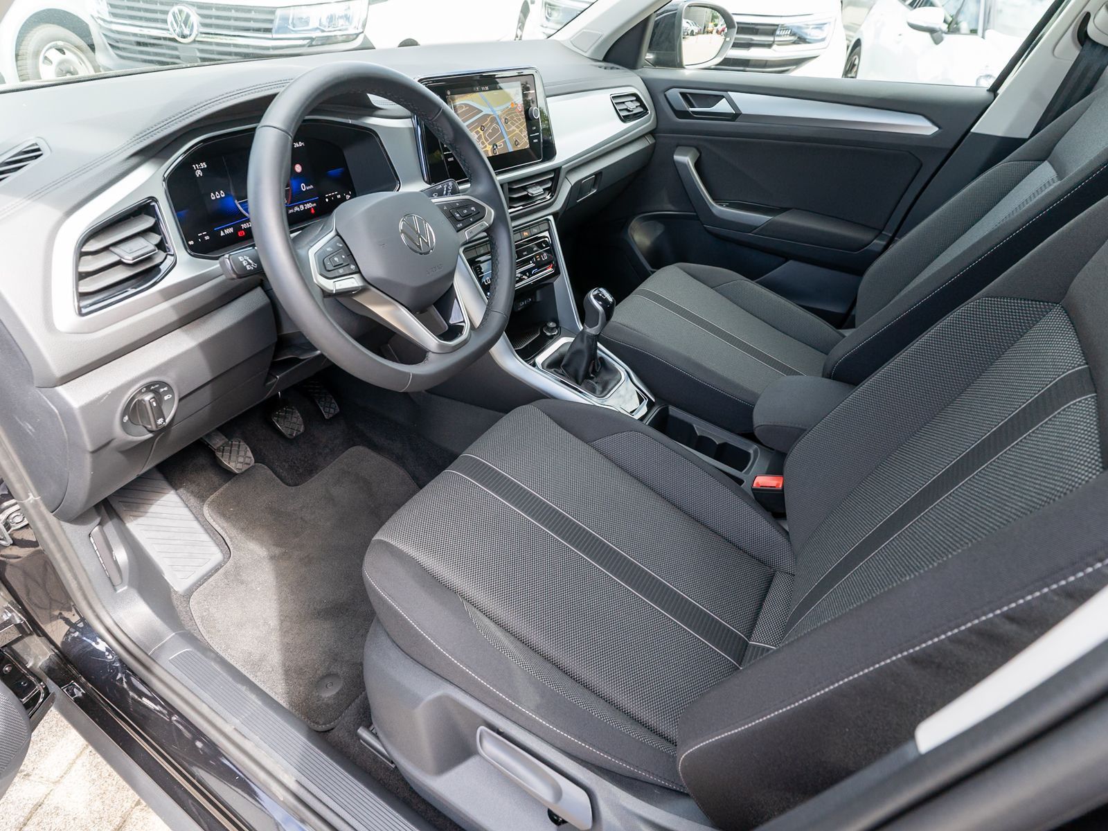 Fahrzeugabbildung Volkswagen T-Roc Life 1.0 TSI LED Navi Standhz ACC PDC SHZ