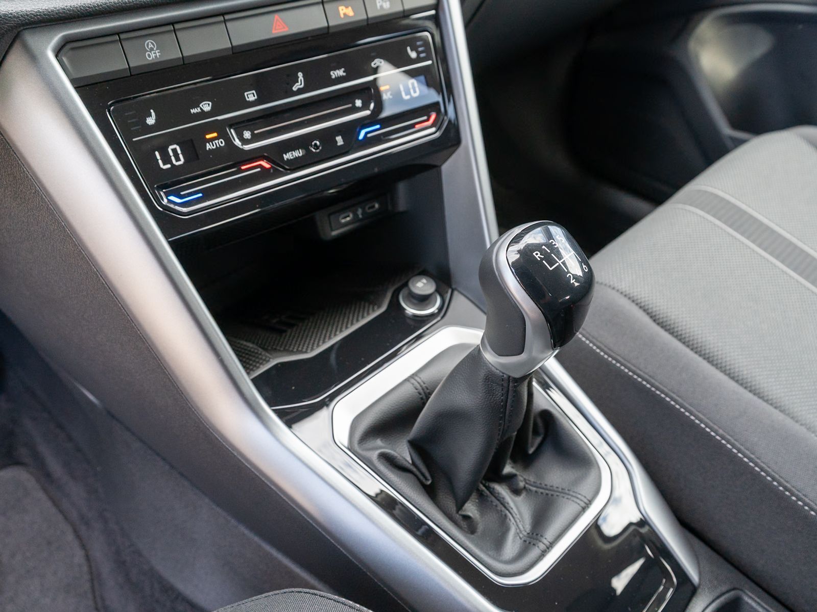 Fahrzeugabbildung Volkswagen T-Roc Life 1.0 TSI LED Navi Standhz ACC PDC SHZ