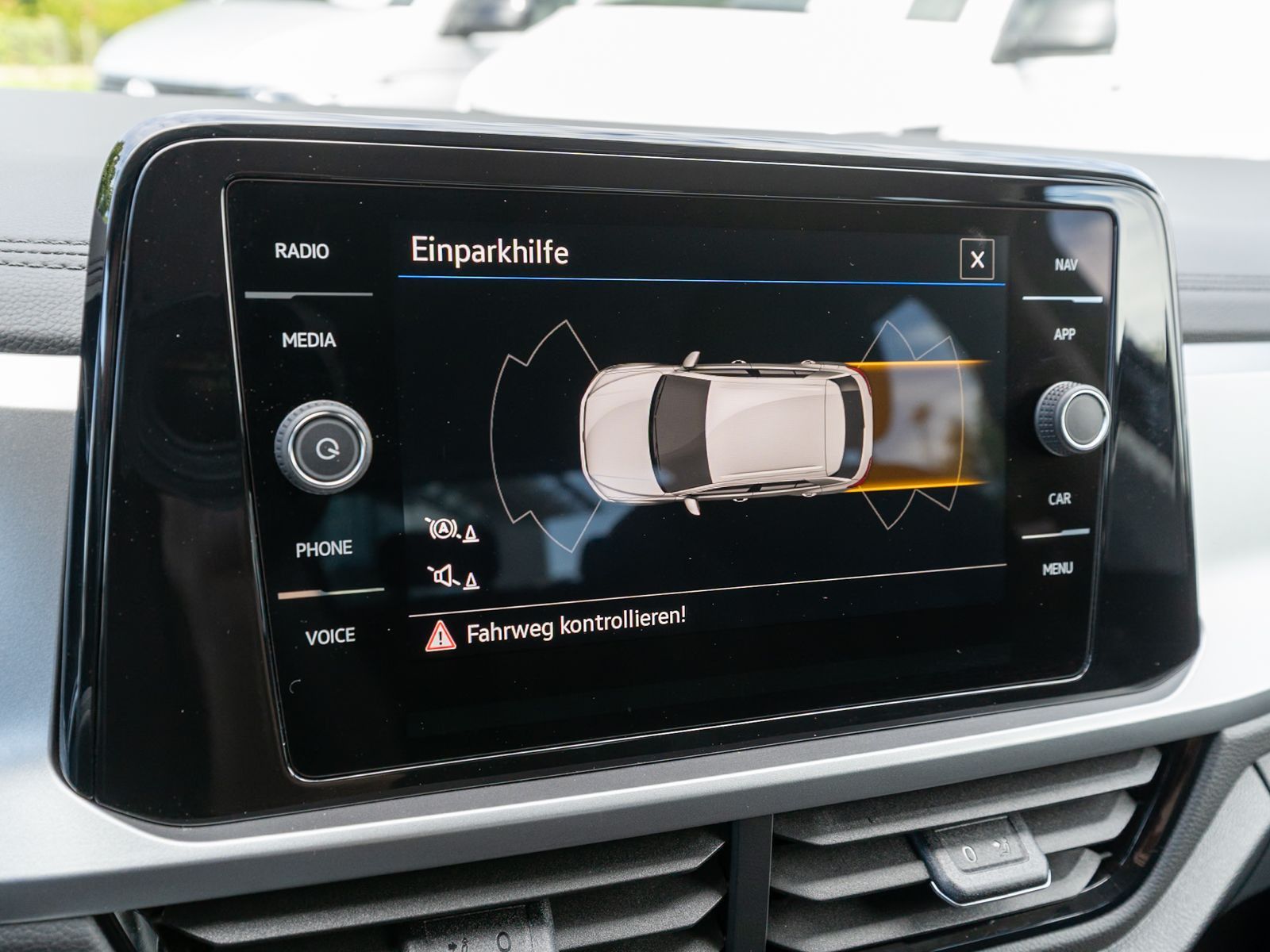 Fahrzeugabbildung Volkswagen T-Roc Life 1.0 TSI LED Navi Standhz ACC PDC SHZ