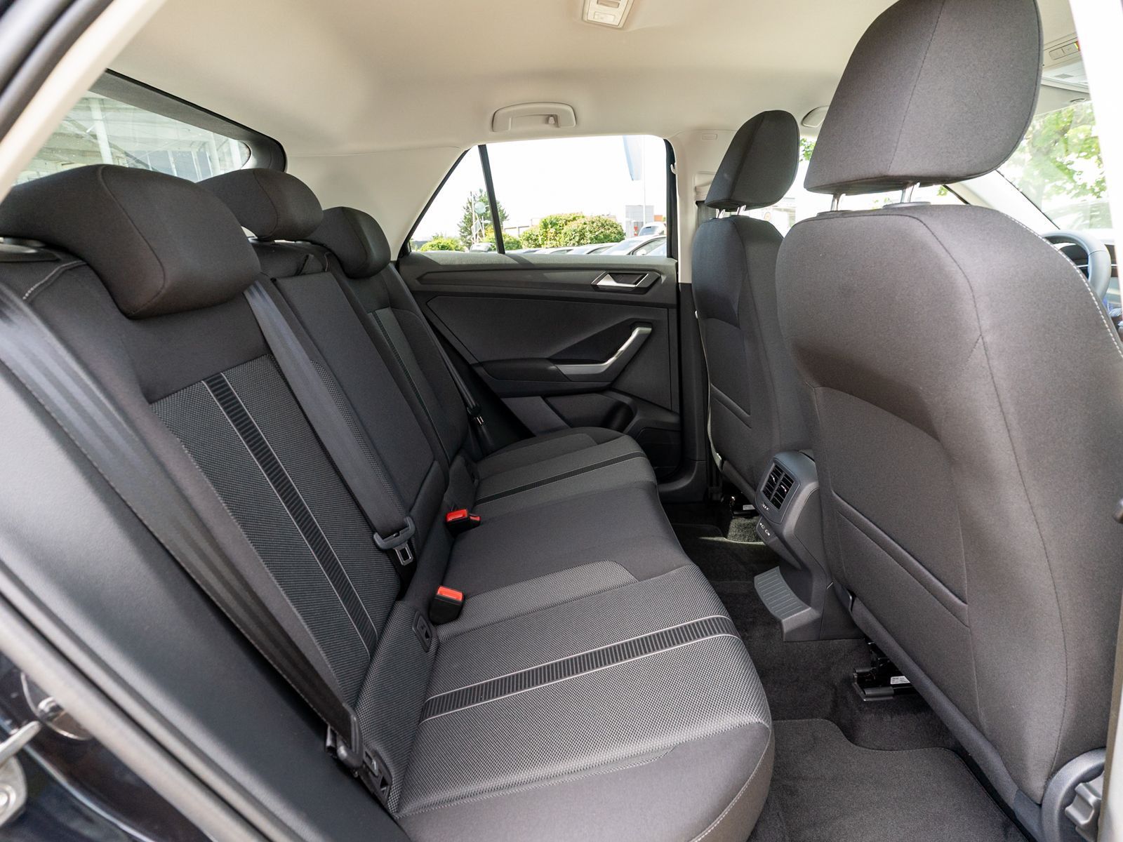 Fahrzeugabbildung Volkswagen T-Roc Life 1.0 TSI LED Navi Standhz ACC PDC SHZ