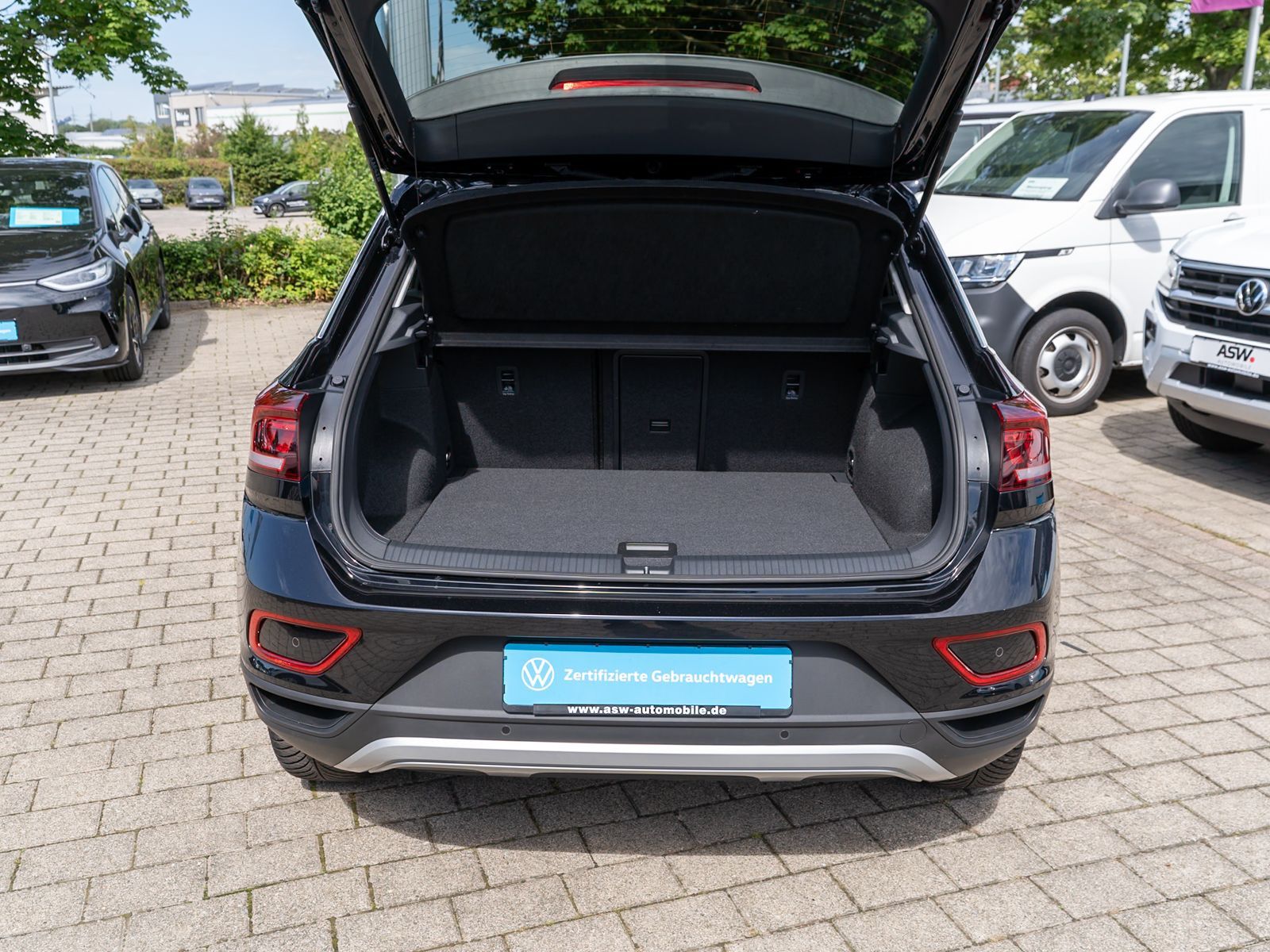 Fahrzeugabbildung Volkswagen T-Roc Life 1.0 TSI LED Navi Standhz ACC PDC SHZ