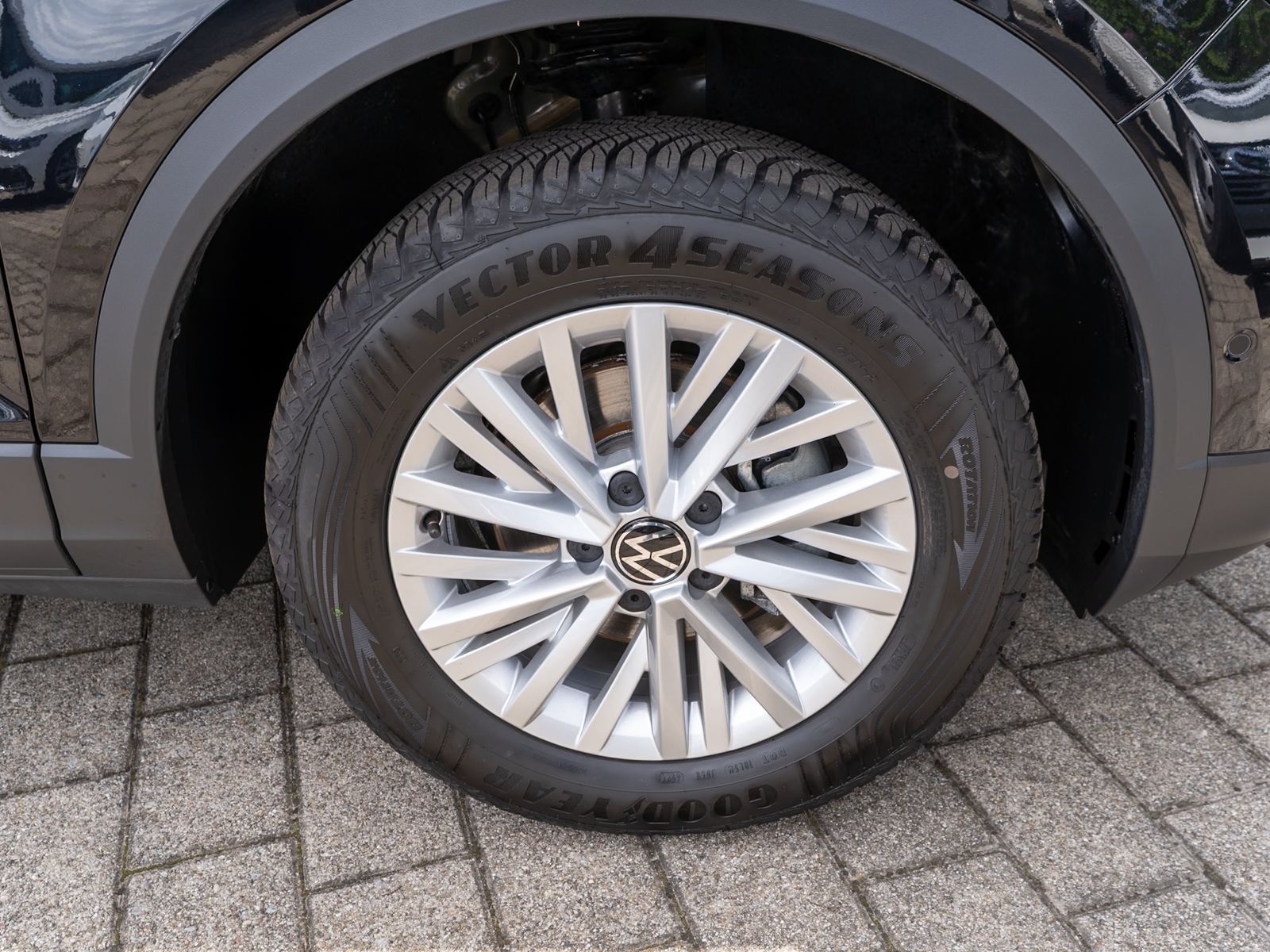 Fahrzeugabbildung Volkswagen T-Roc Life 1.0 TSI LED Navi Standhz ACC PDC SHZ