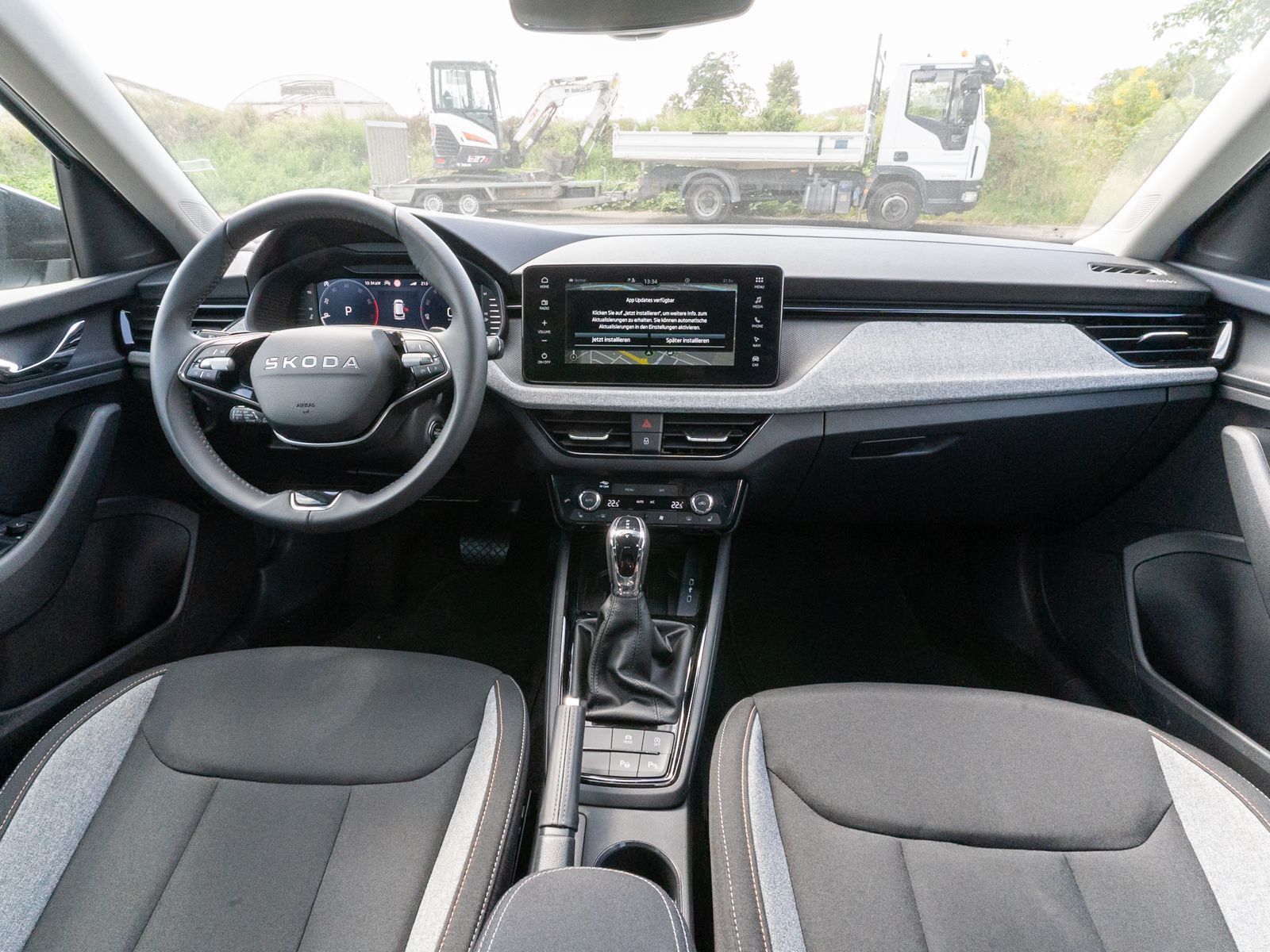 Fahrzeugabbildung SKODA Kamiq Selection 1.5 TSI DSG LED Navi RFK ACC AHK