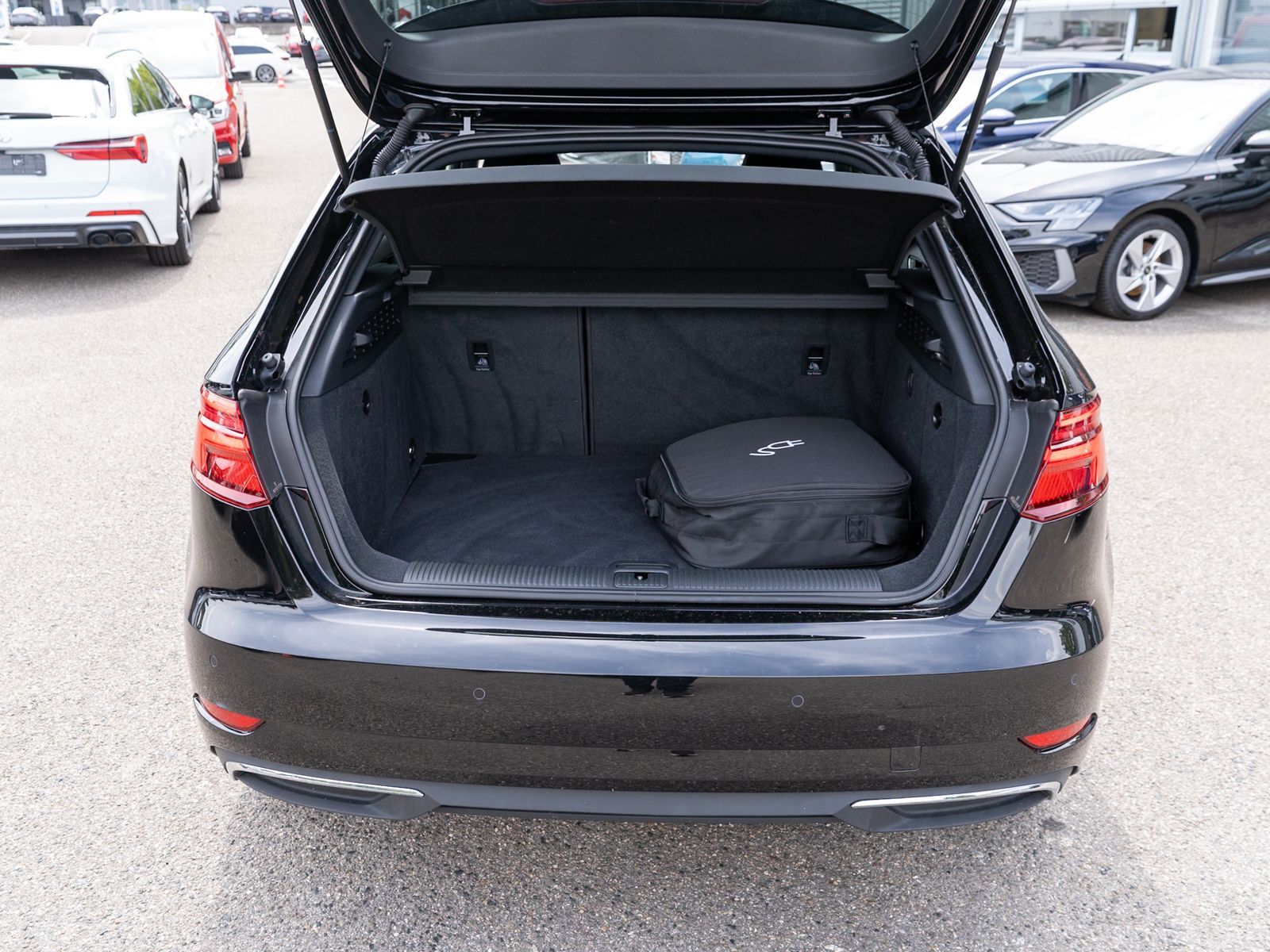 Fahrzeugabbildung Audi A3 Sportback sport 40 e-tron Navi Matrix PDC B&O