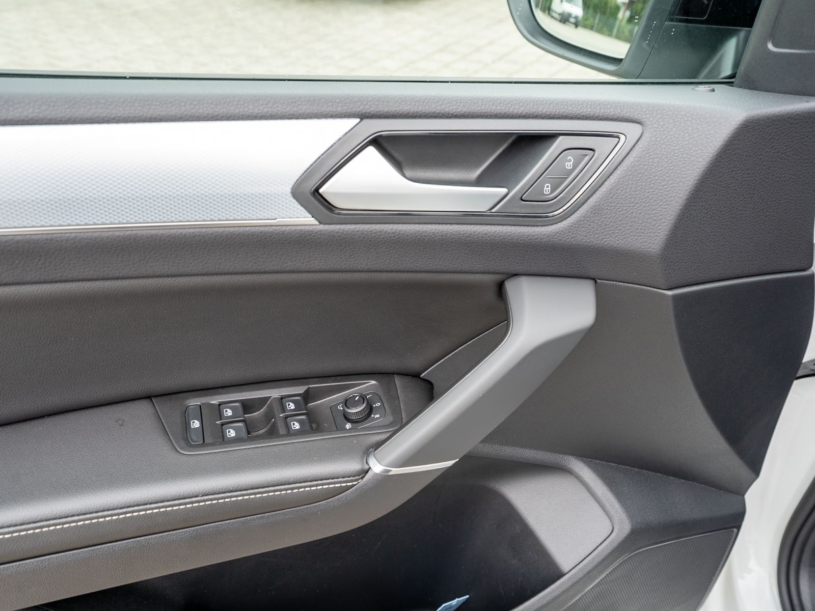 Fahrzeugabbildung Volkswagen Touran GOAL 2.0 TDI DSG LED Navi PDC ACC AHK 7-S