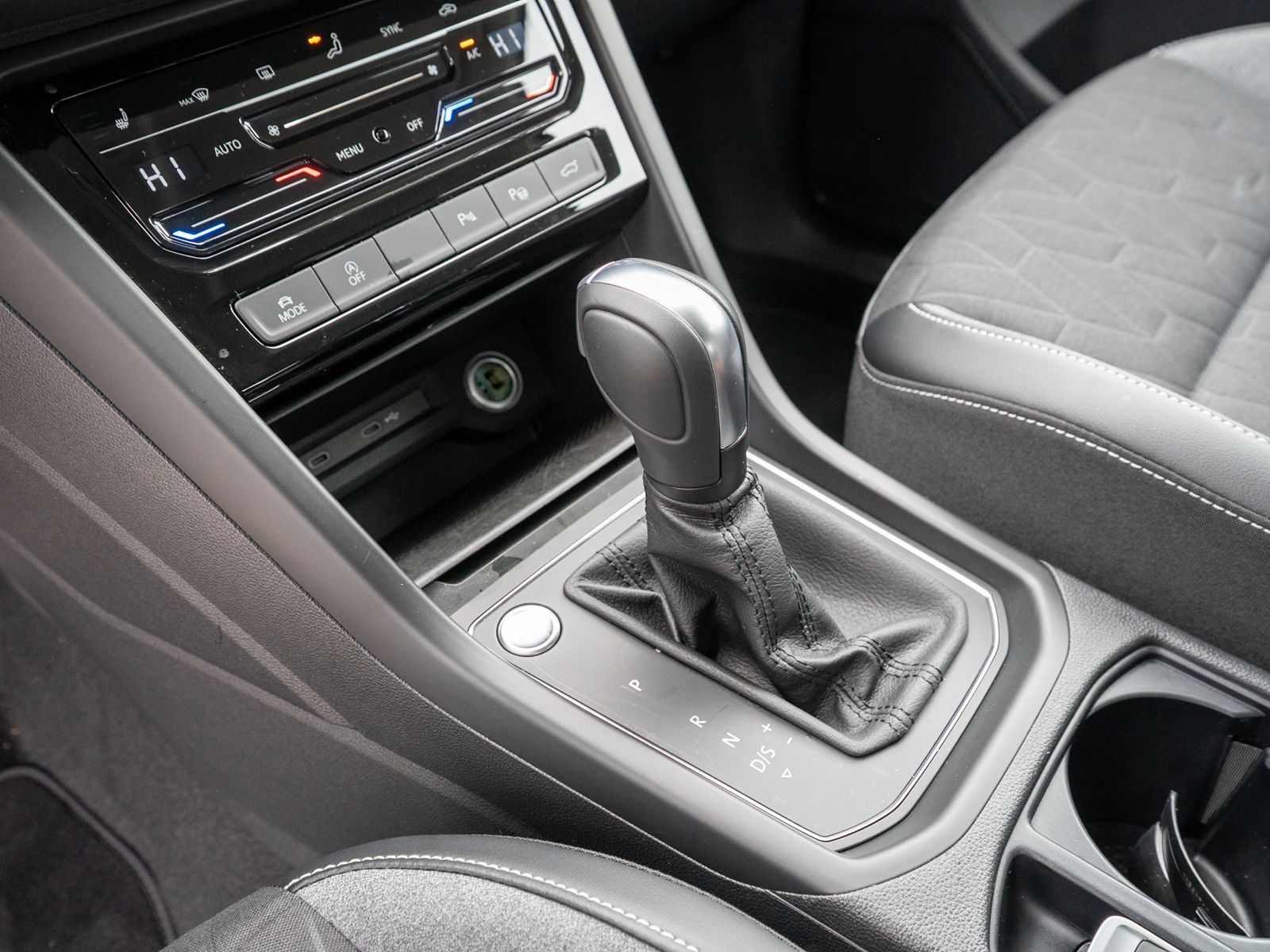 Fahrzeugabbildung Volkswagen Touran GOAL 2.0 TDI DSG LED Navi PDC ACC AHK 7-S