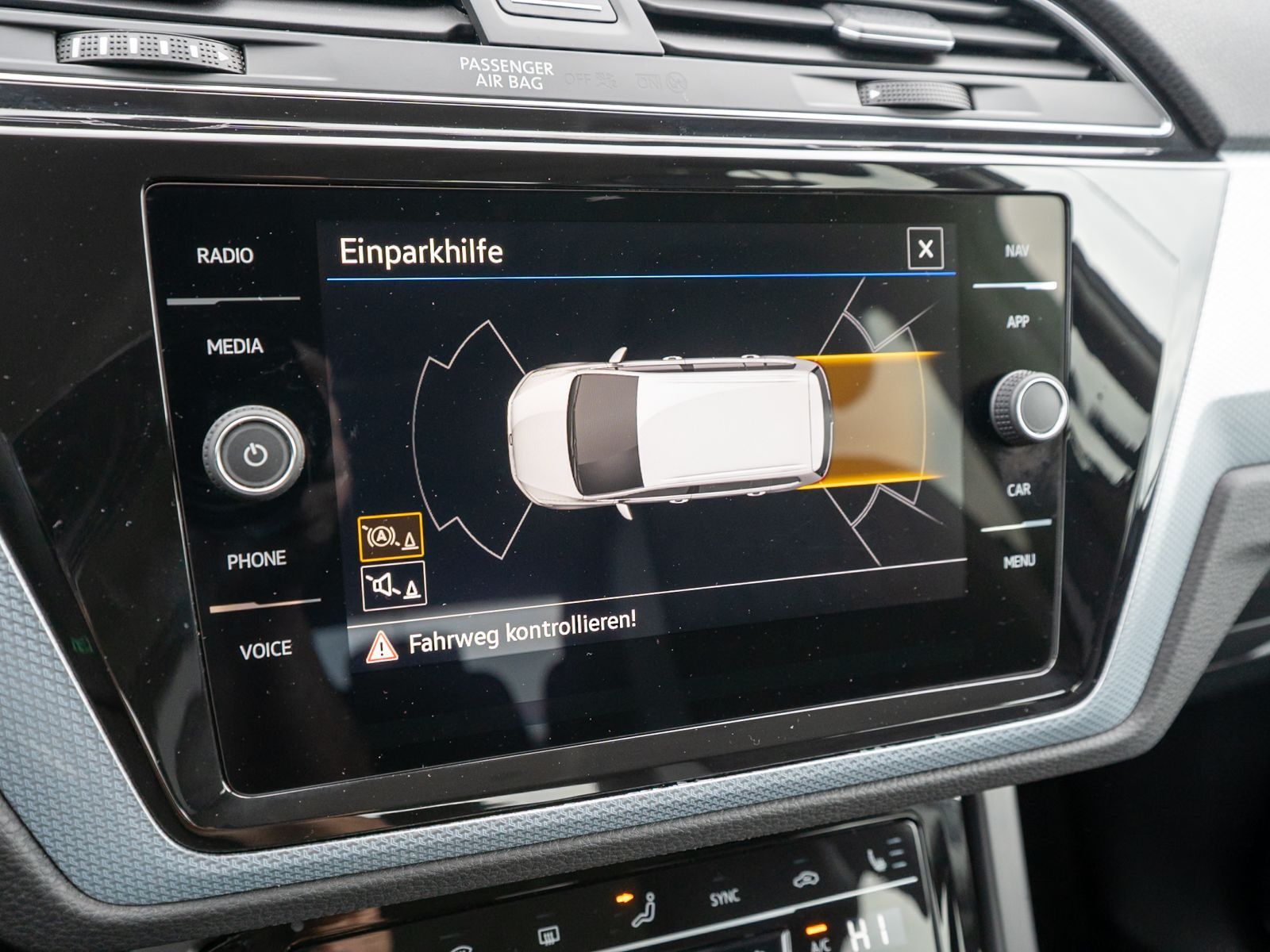 Fahrzeugabbildung Volkswagen Touran GOAL 2.0 TDI DSG LED Navi PDC ACC AHK 7-S