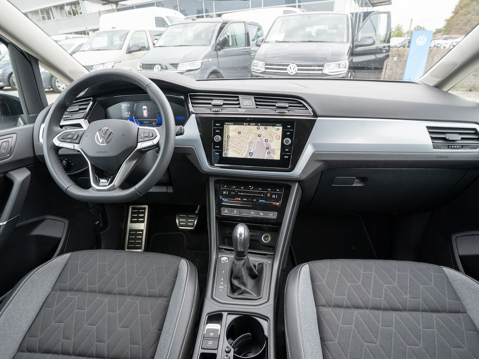 Fahrzeugabbildung Volkswagen Touran GOAL 2.0 TDI DSG LED Navi PDC ACC AHK 7-S