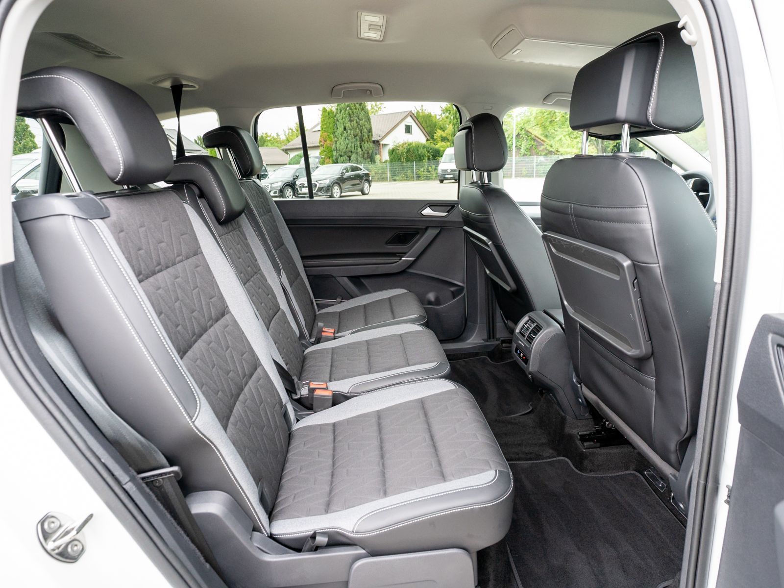 Fahrzeugabbildung Volkswagen Touran GOAL 2.0 TDI DSG LED Navi PDC ACC AHK 7-S