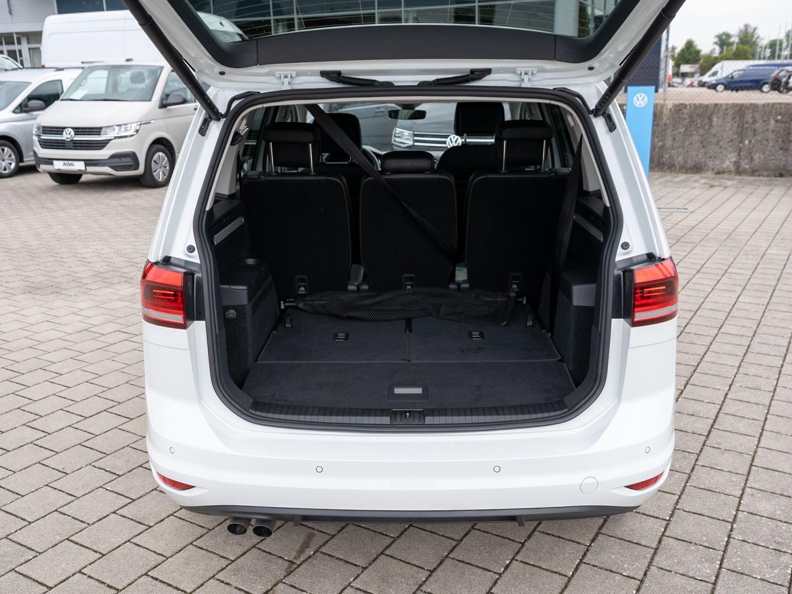 Fahrzeugabbildung Volkswagen Touran GOAL 2.0 TDI DSG LED Navi PDC ACC AHK 7-S
