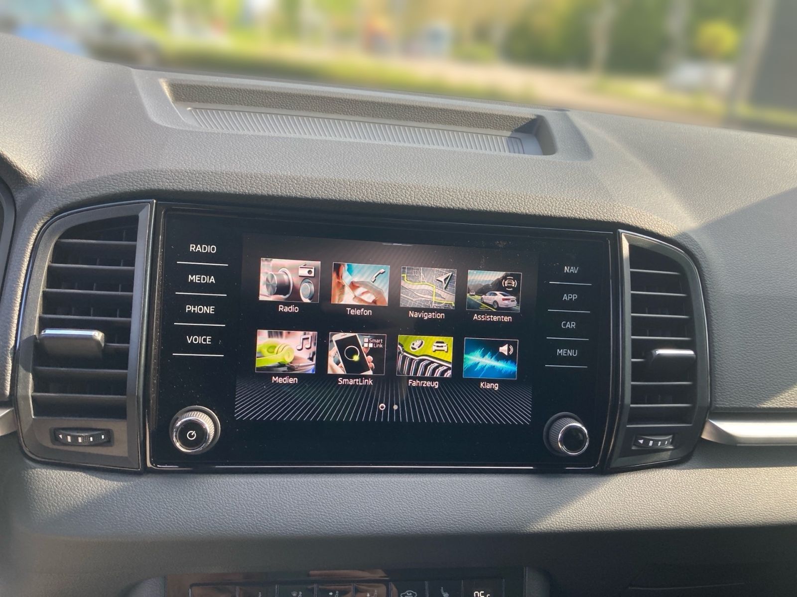 Fahrzeugabbildung SKODA Karoq Tour 2,0 TDI 150PS DSG 4x4 ACC RFK LED AHK