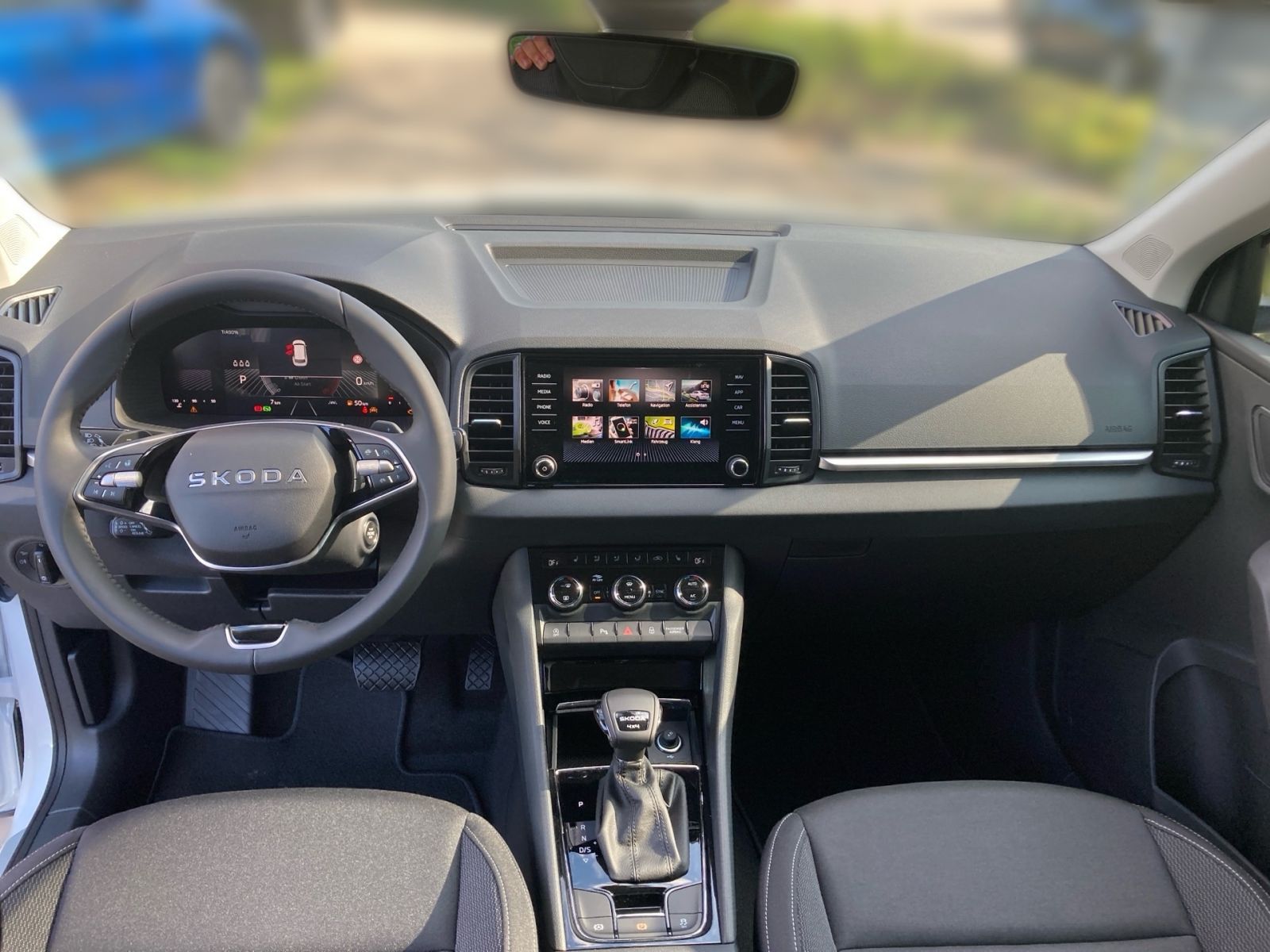 Fahrzeugabbildung SKODA Karoq Tour 2,0 TDI 150PS DSG 4x4 ACC RFK LED AHK
