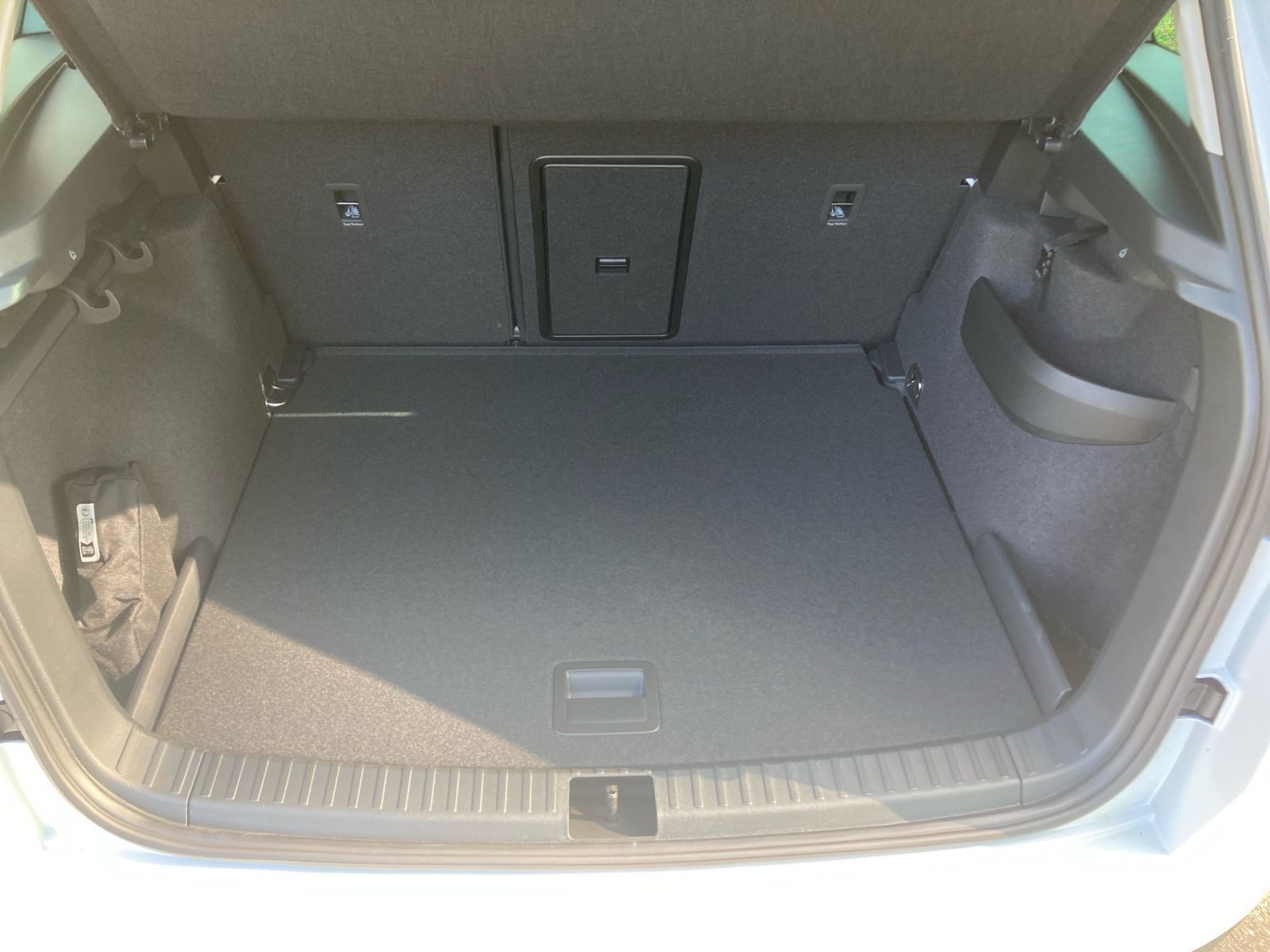 Fahrzeugabbildung SKODA Karoq Tour 2,0 TDI 150PS DSG 4x4 ACC RFK LED AHK