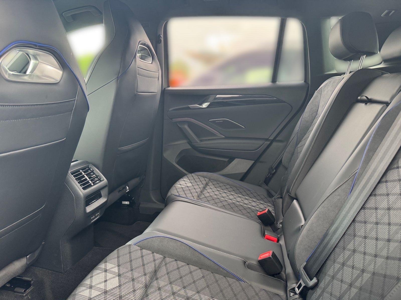Fahrzeugabbildung Volkswagen Tiguan R-Line 2.0TDI 4MOTION 142 kW (193 PS) DSG