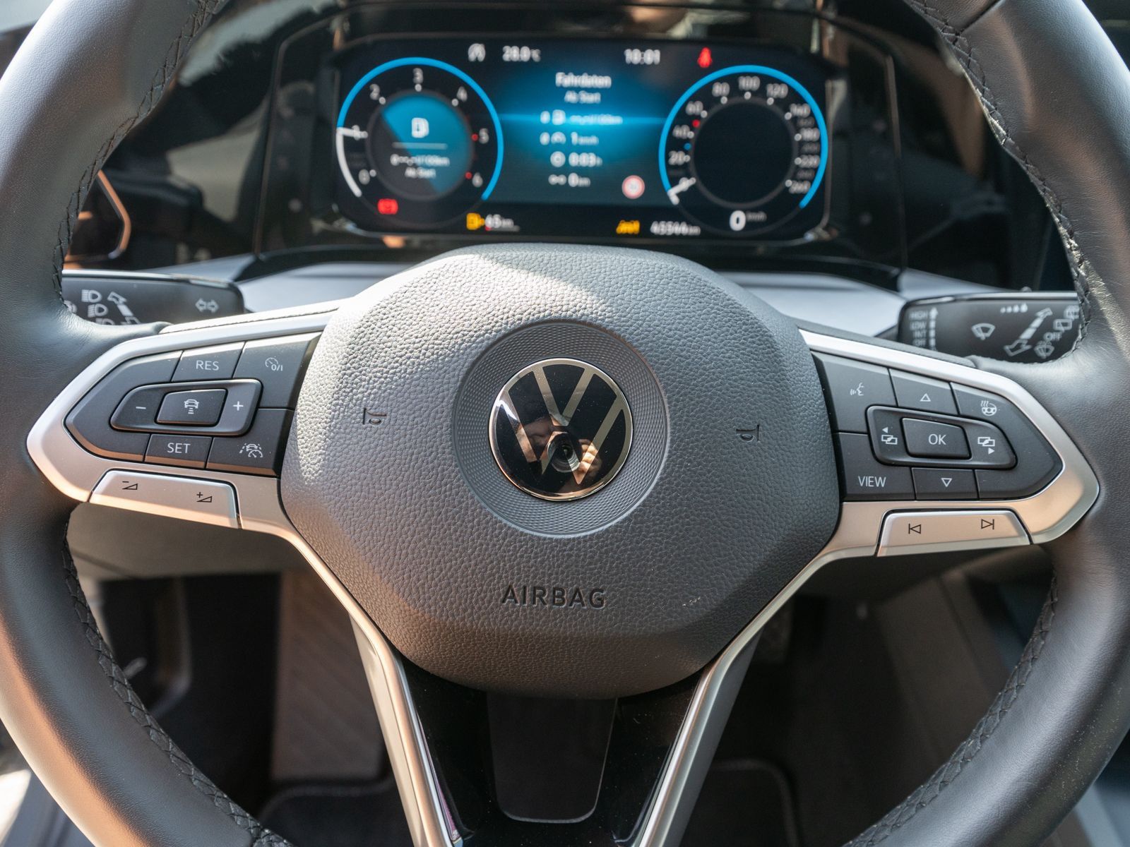 Fahrzeugabbildung Volkswagen Golf Life 2.0 TDI 6-Gang LED NAVI ACC PDC SHZ